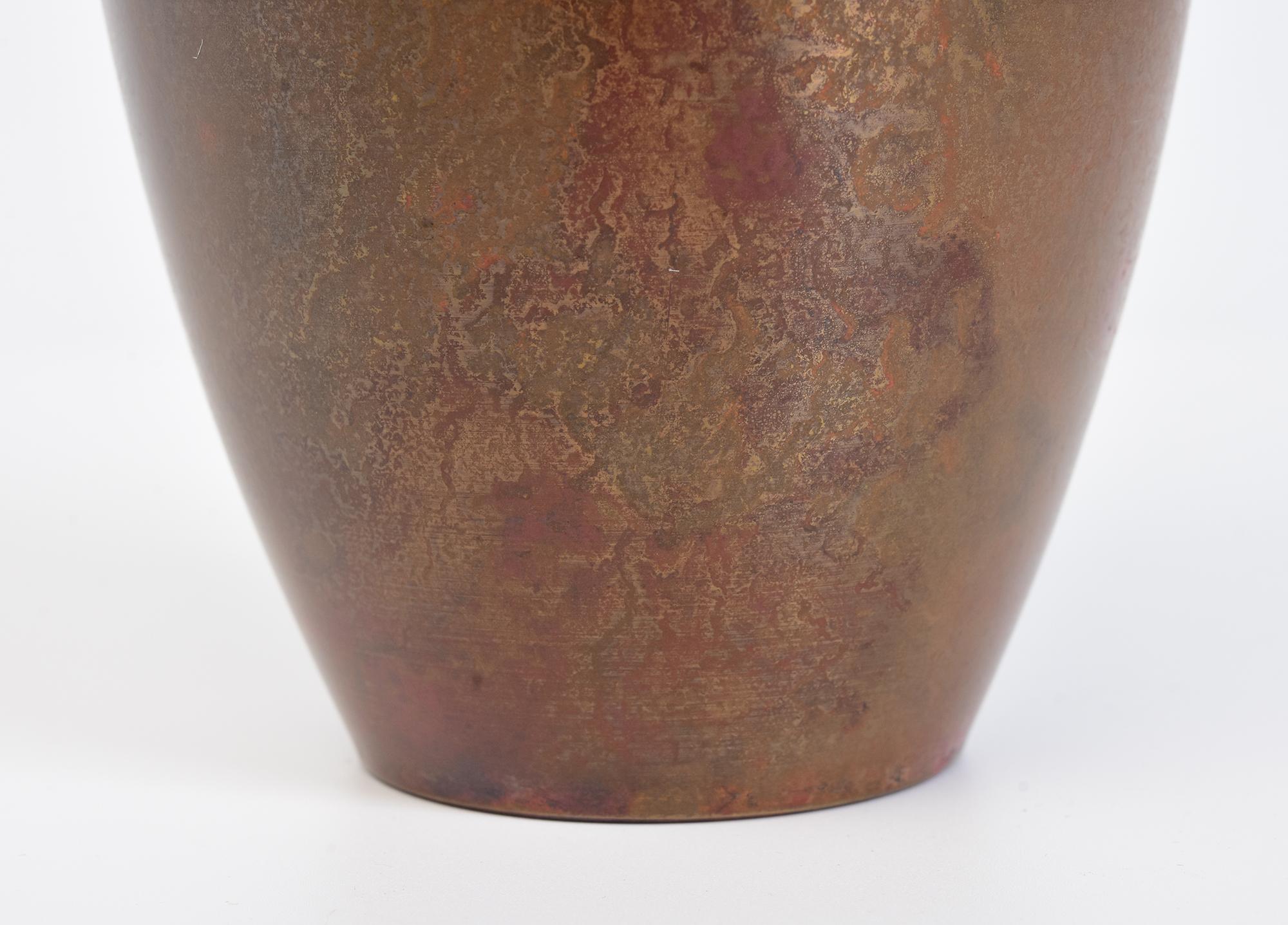 Début du 20e siècle, Showa, Vase en bronze japonais avec signe de l'artiste Bon état - En vente à Sampantawong, TH