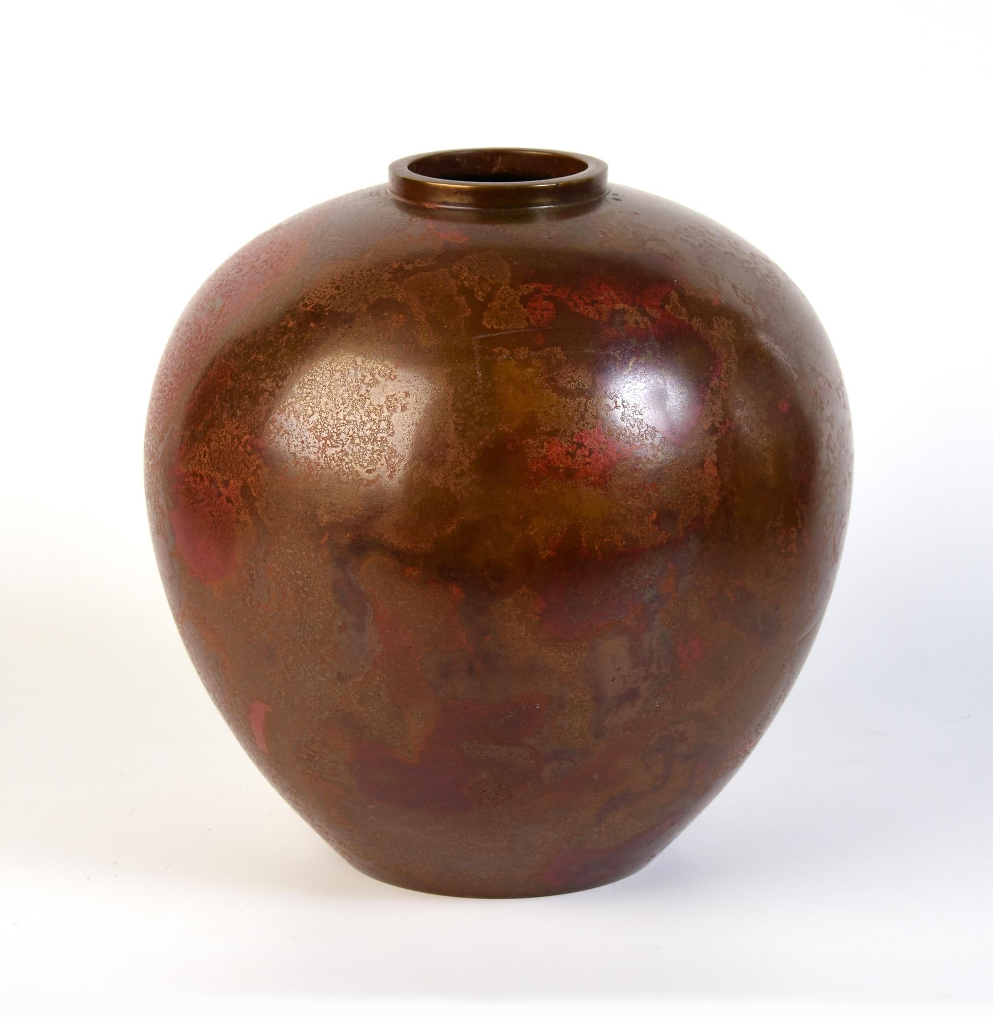 Début du 20e siècle, Showa, Vase en bronze japonais avec signe de l'artiste Bon état - En vente à Sampantawong, TH