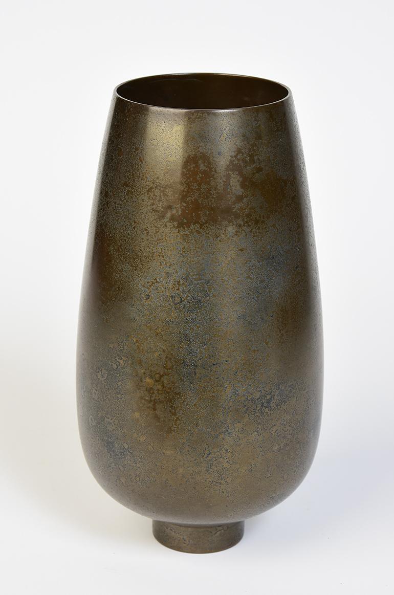 Early 20th Century, Showa, Japanese Bronze Vase with Artist Sign For Sale 2