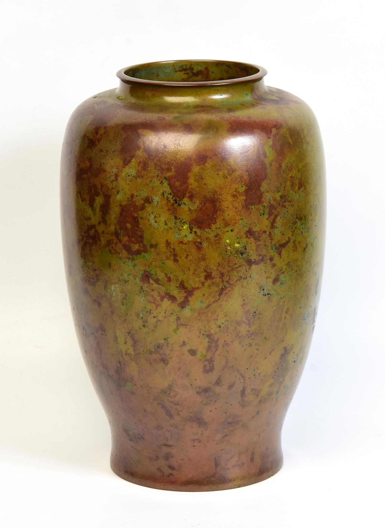 Early 20th Century, Showa, Japanese Bronze Vase with Artist Sign For Sale 2