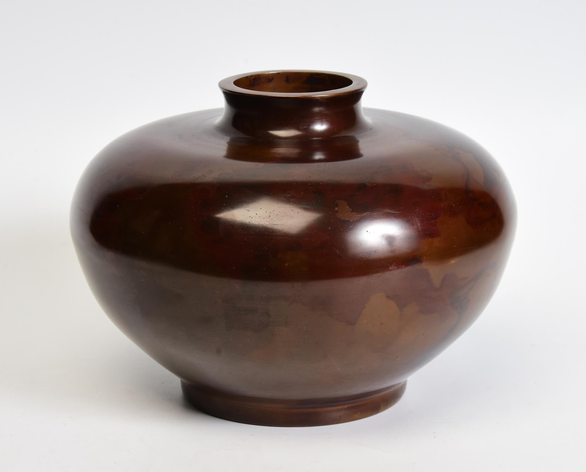 Early 20th Century, Showa, Japanese Bronze Vase with Artist Sign For Sale 2