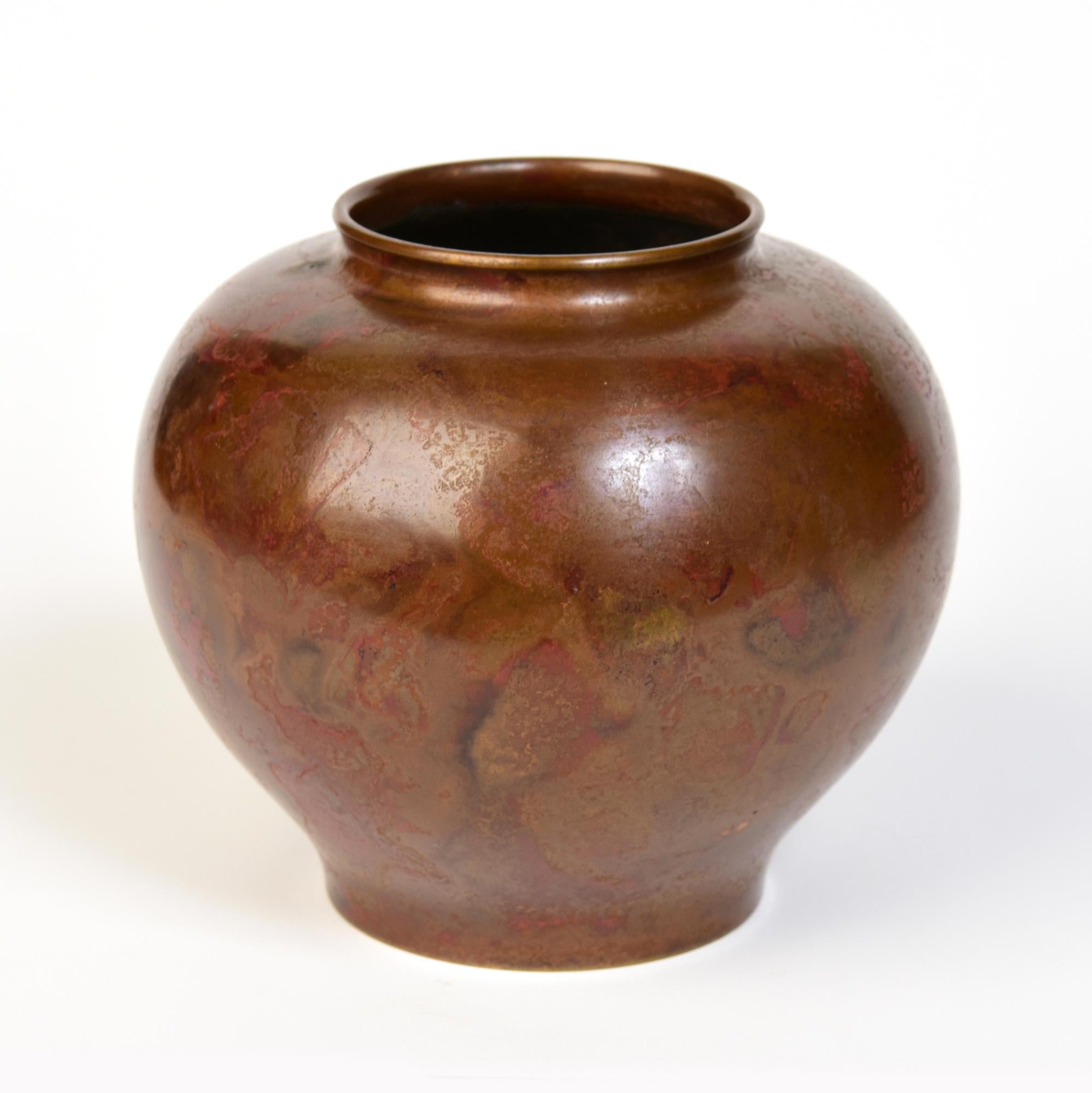 20ième siècle Début du 20e siècle, Showa, Vase en bronze japonais avec signe de l'artiste en vente