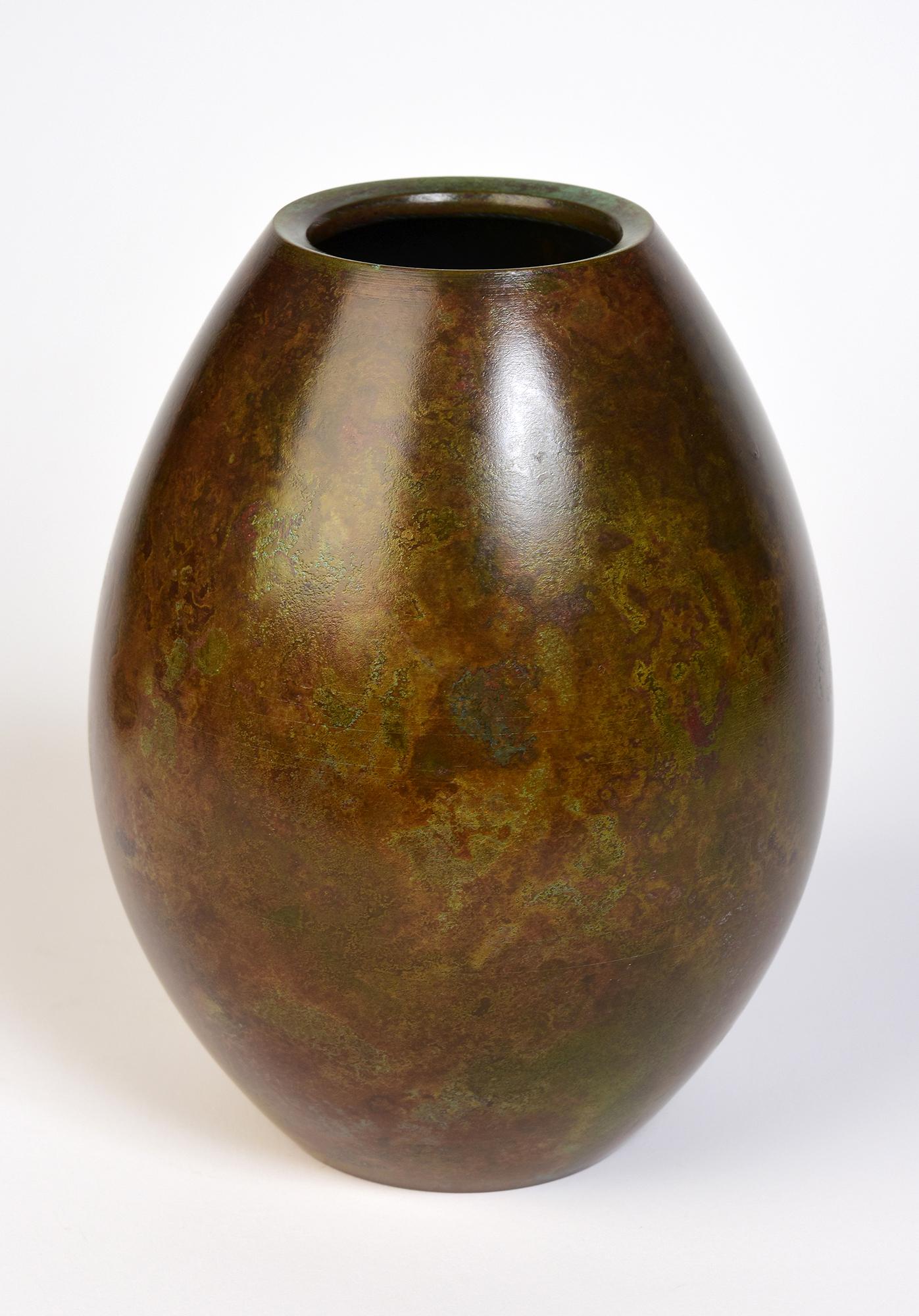 20ième siècle Début du 20e siècle, Showa, Vase en bronze japonais avec signe de l'artiste en vente