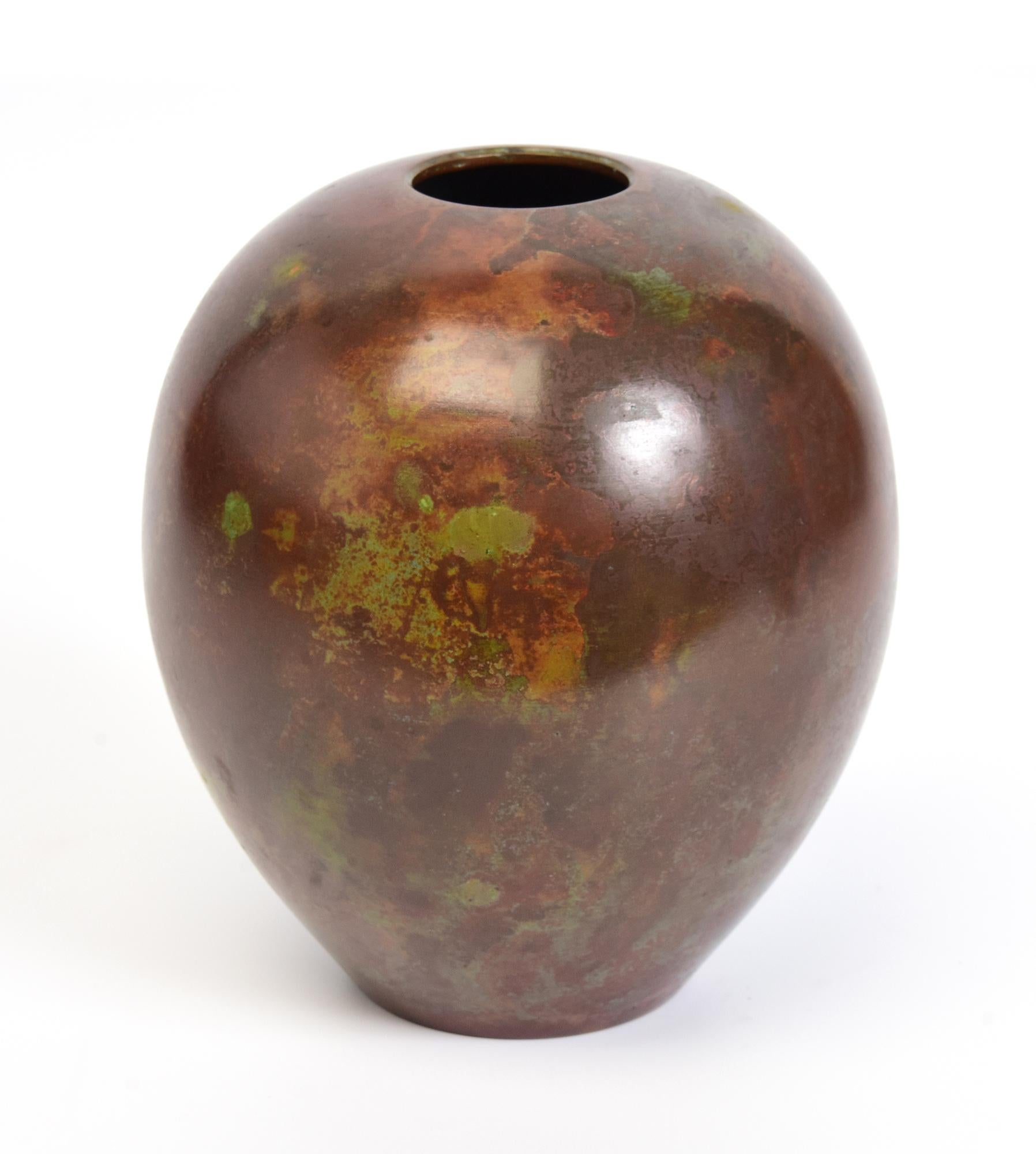 Early 20th Century, Showa, Japanese Bronze Vase with Artist Sign For Sale 2