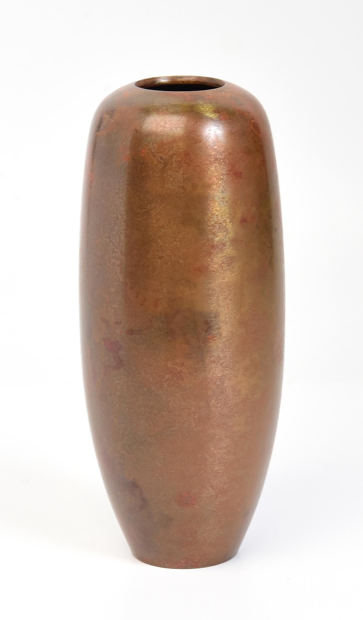 20ième siècle Début du 20e siècle, Showa, Vase en bronze japonais avec signe de l'artiste en vente