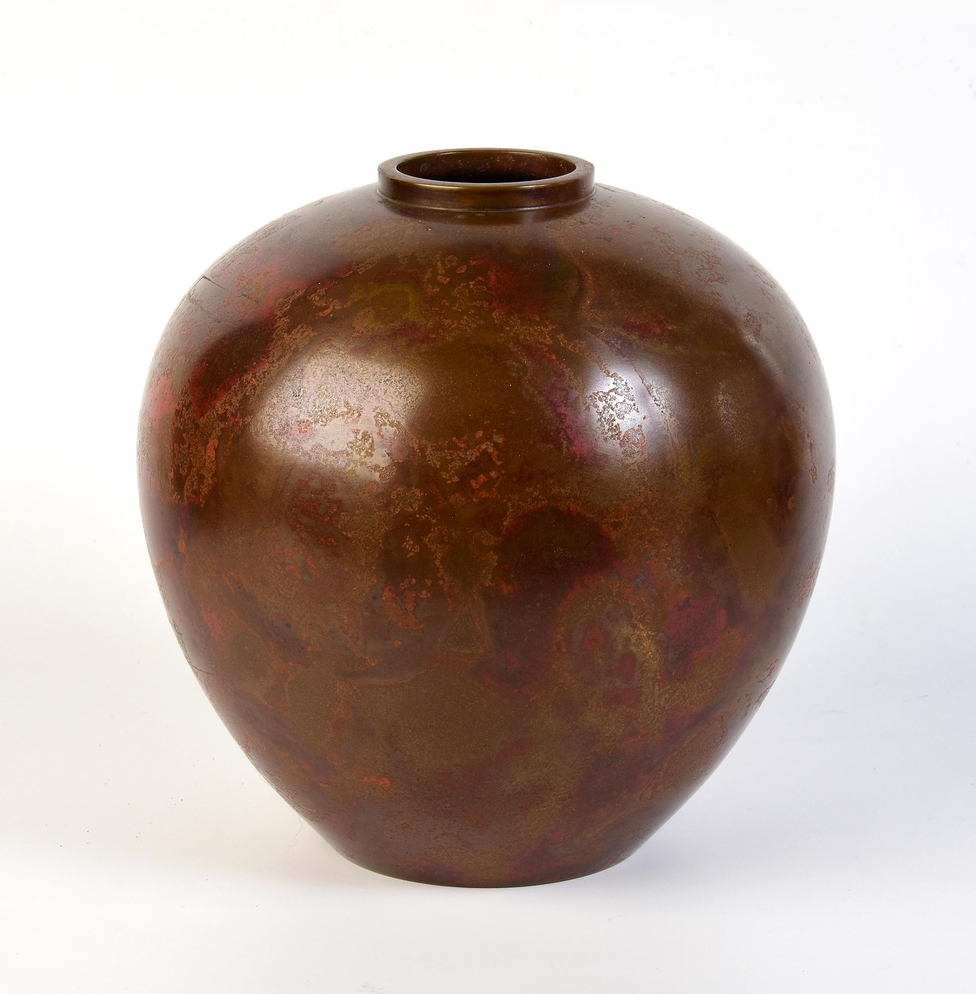 20ième siècle Début du 20e siècle, Showa, Vase en bronze japonais avec signe de l'artiste en vente