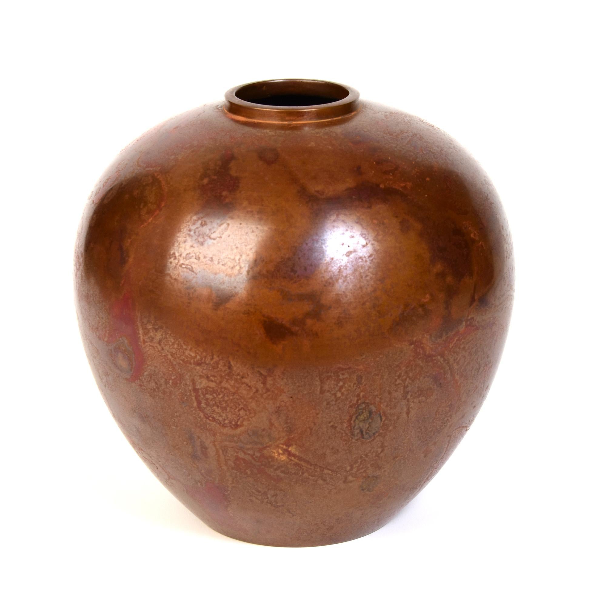 Early 20th Century, Showa, Japanese Bronze Vase with Artist Sign For Sale 3
