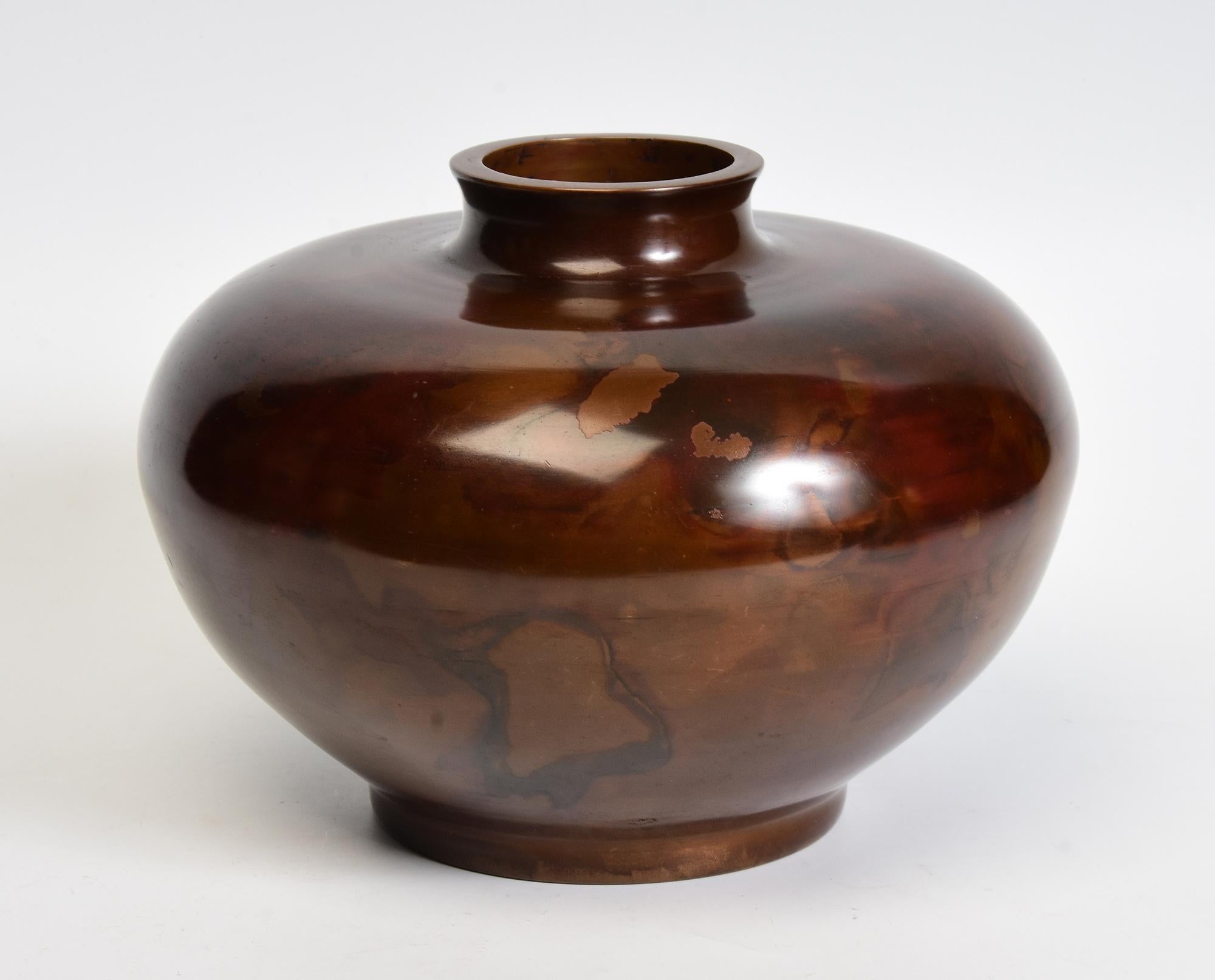 Early 20th Century, Showa, Japanese Bronze Vase with Artist Sign For Sale 3