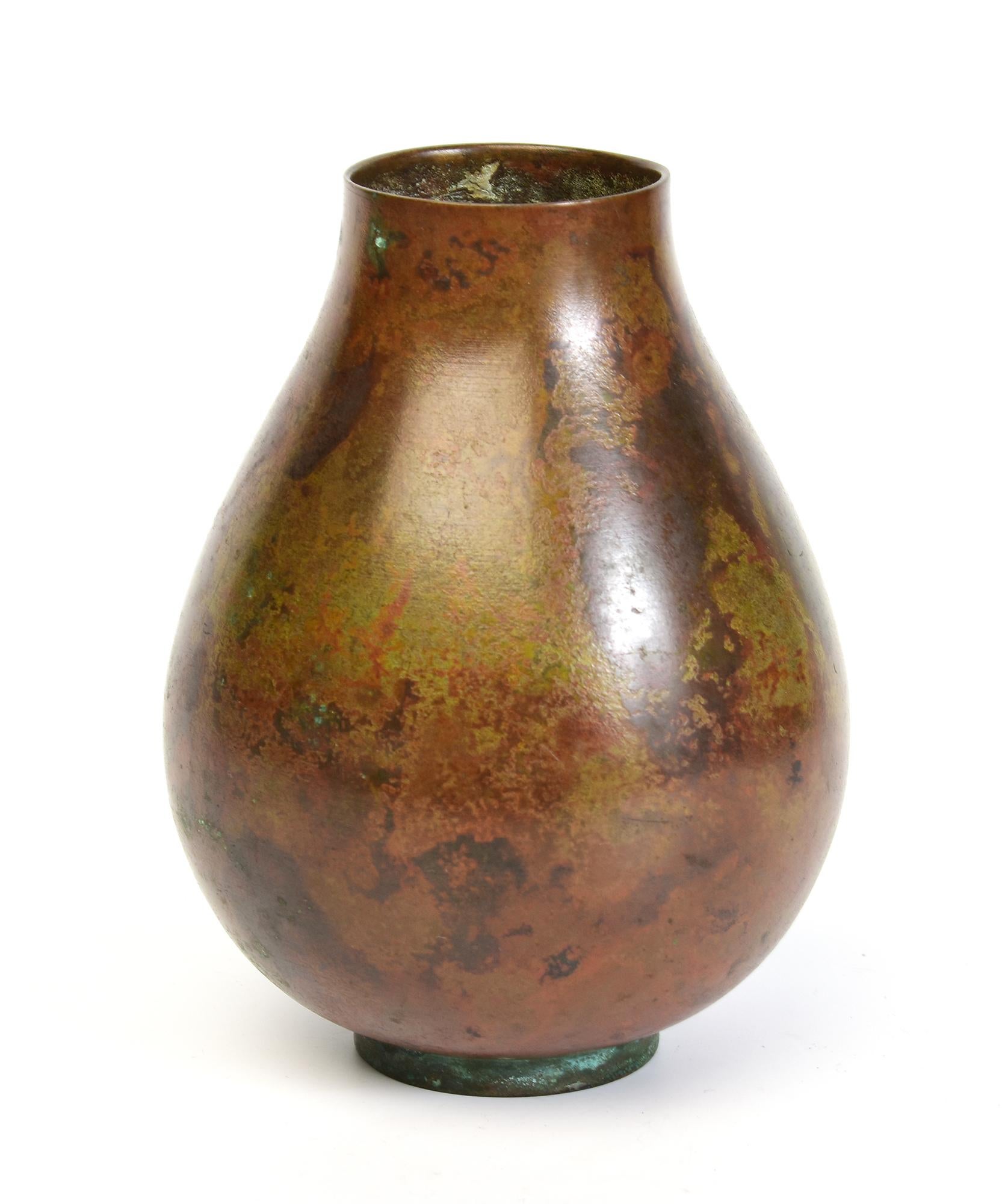 Early 20th Century, Showa, Japanese Bronze Vase with Artist Sign For Sale 3