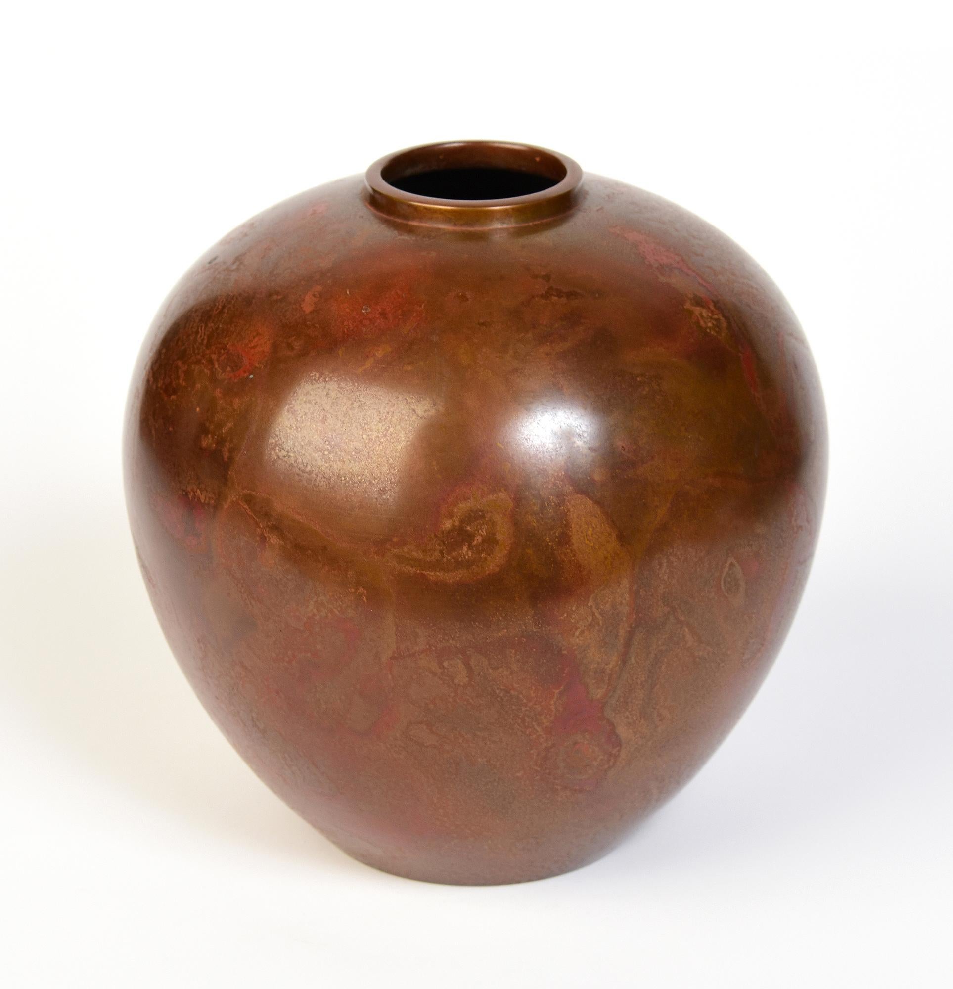 Début du 20e siècle, Showa, Vase en bronze japonais avec signe de l'artiste en vente 1