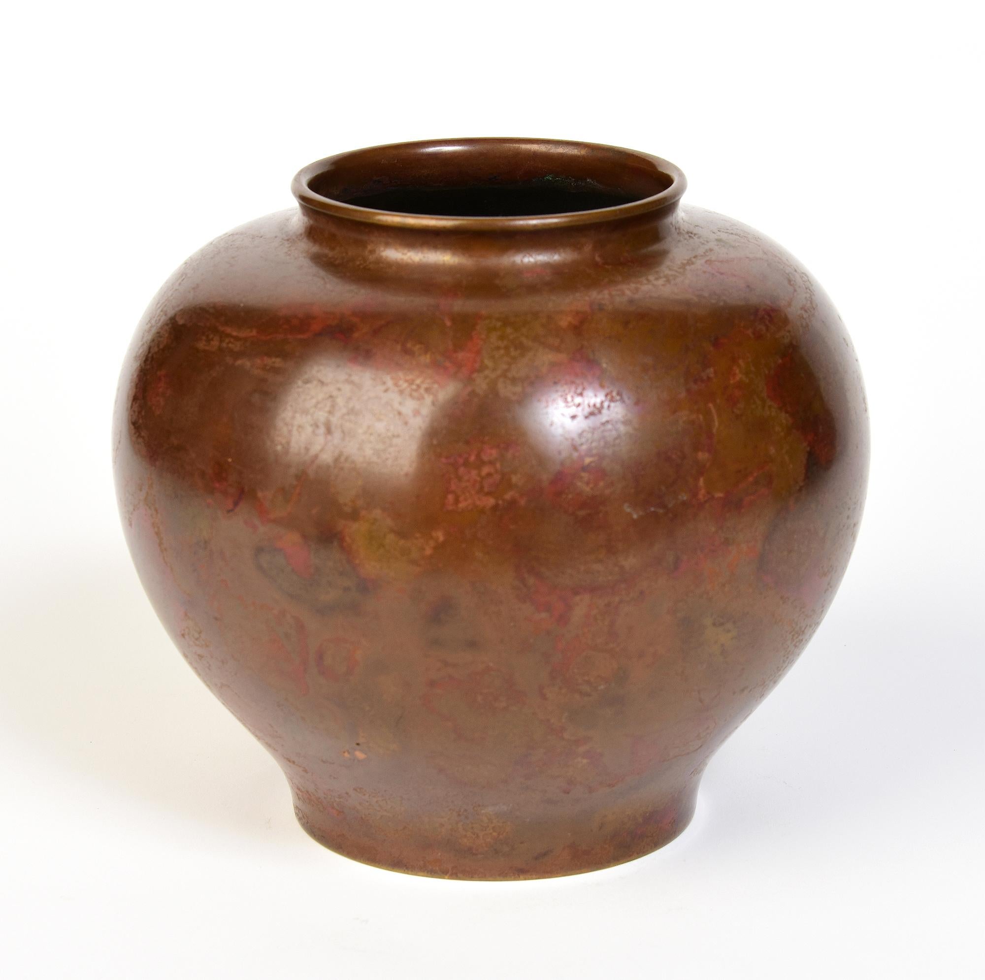 Bronze Début du 20e siècle, Showa, Vase en bronze japonais avec signe de l'artiste en vente