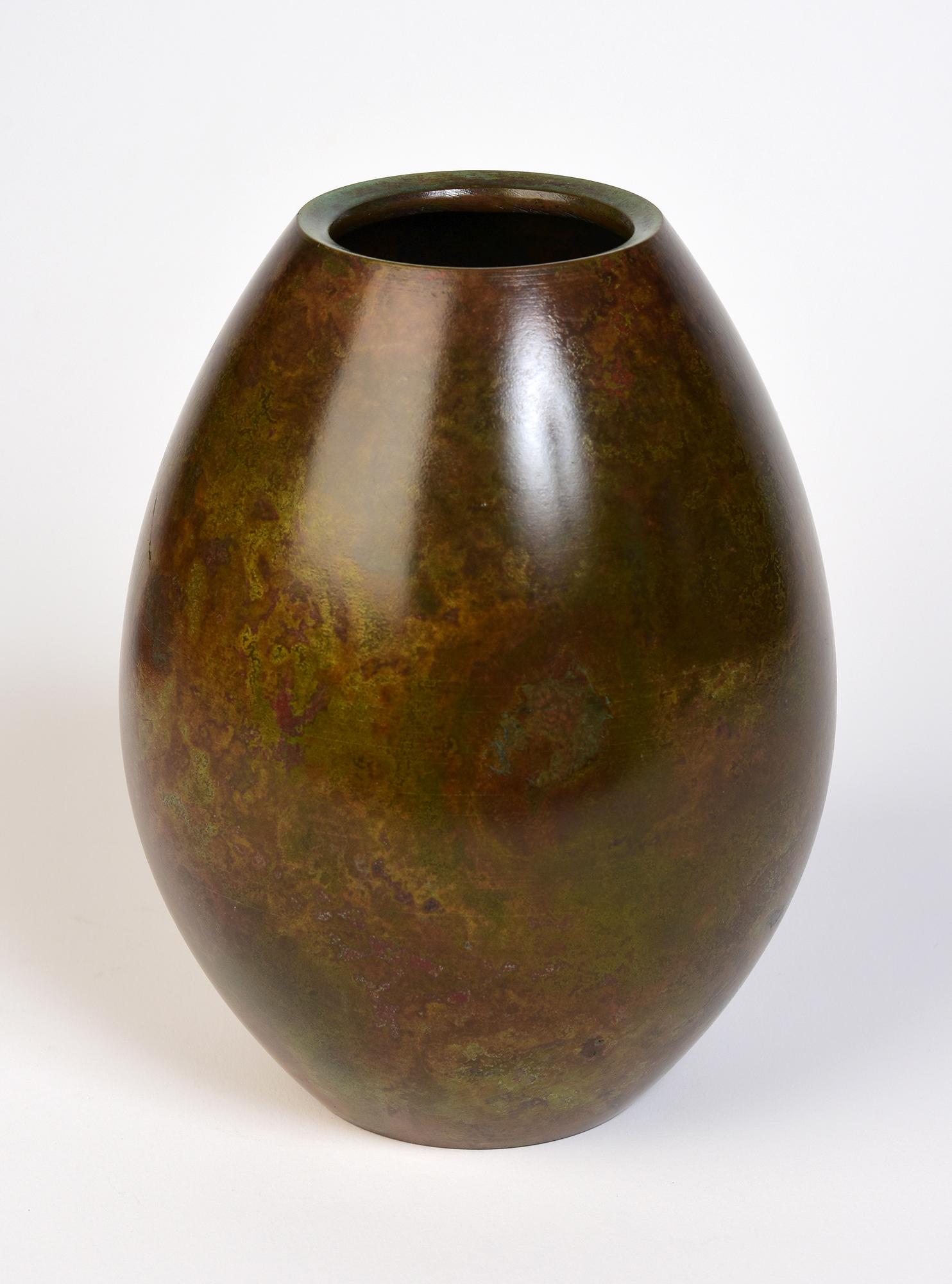 Bronze Début du 20e siècle, Showa, Vase en bronze japonais avec signe de l'artiste en vente