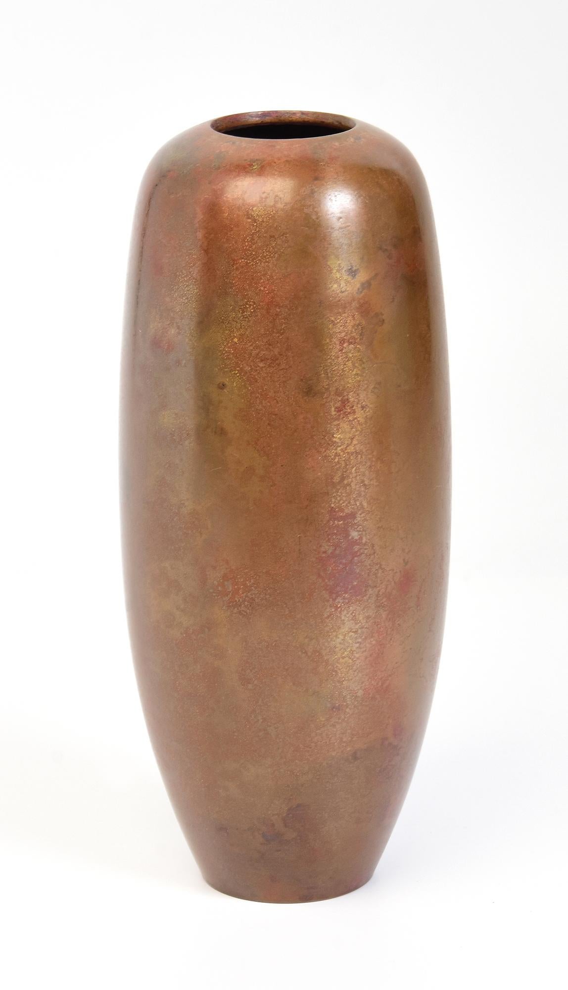 Bronze Début du 20e siècle, Showa, Vase en bronze japonais avec signe de l'artiste en vente