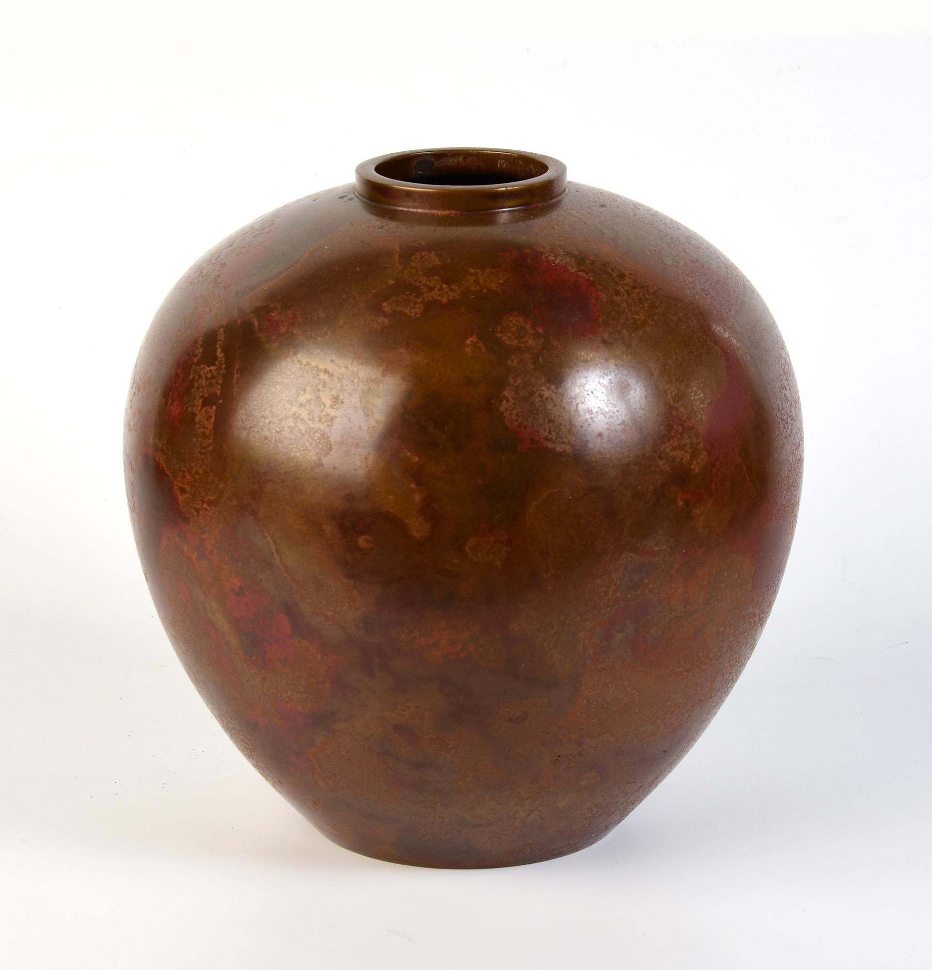 Bronze Début du 20e siècle, Showa, Vase en bronze japonais avec signe de l'artiste en vente