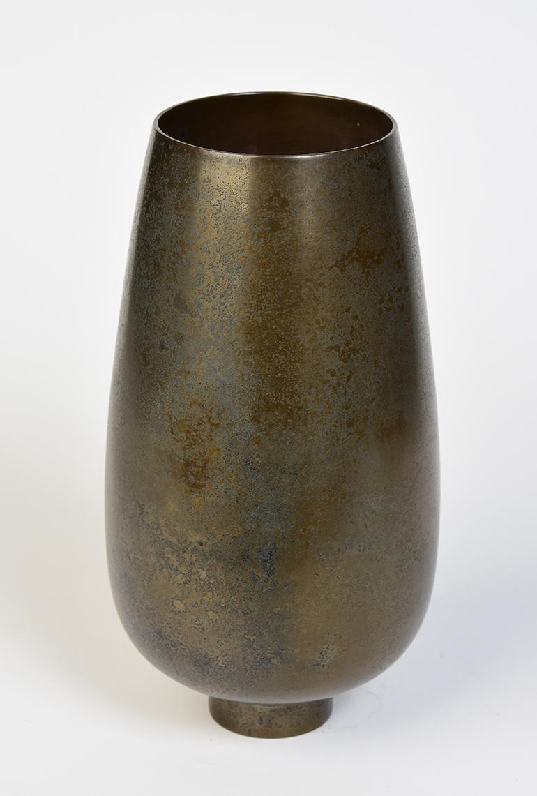 Early 20th Century, Showa, Japanese Bronze Vase with Artist Sign For Sale 4