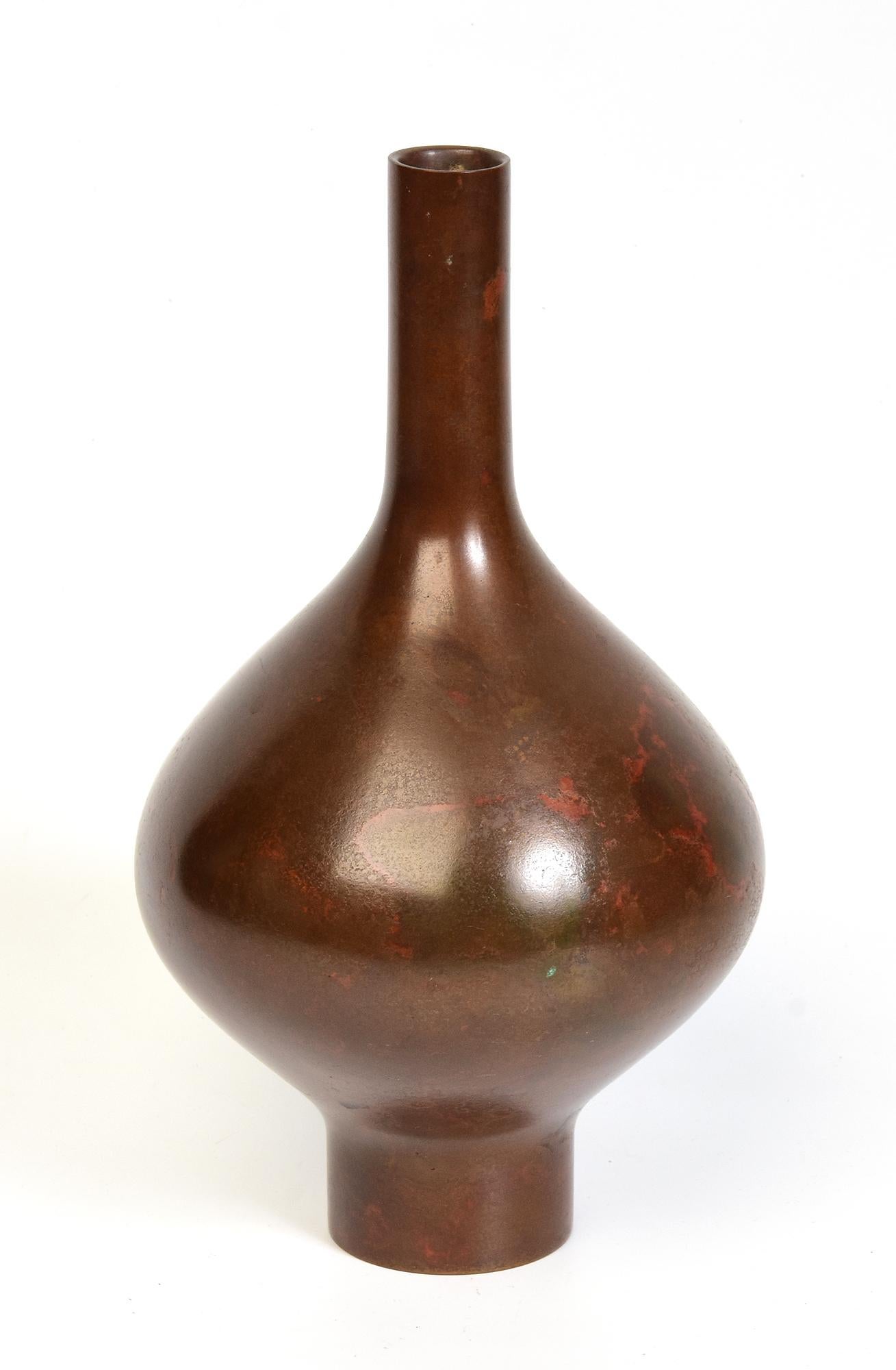 Early 20th Century, Showa, Japanese Bronze Vase with Artist Sign For Sale 4