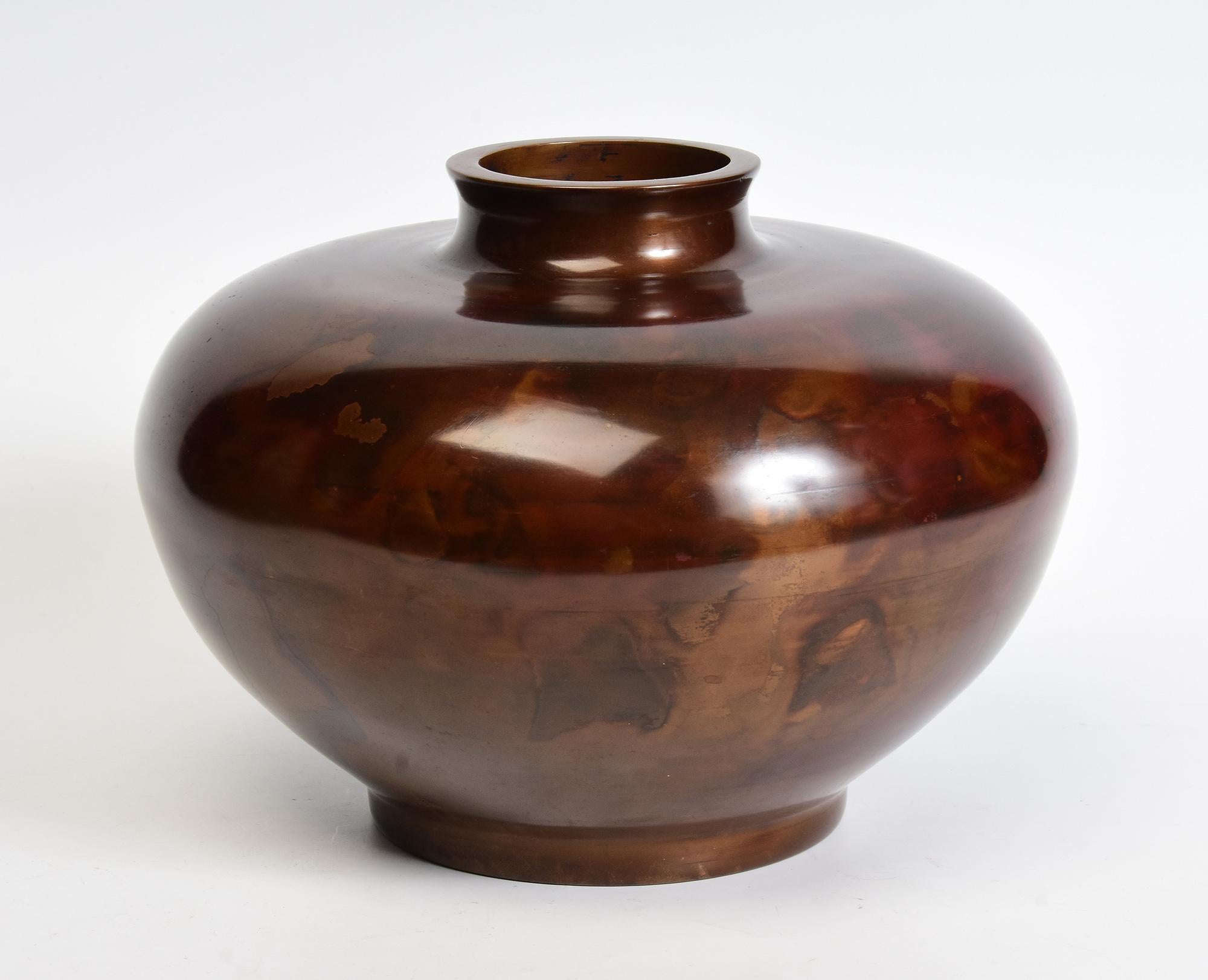 Early 20th Century, Showa, Japanese Bronze Vase with Artist Sign For Sale 4