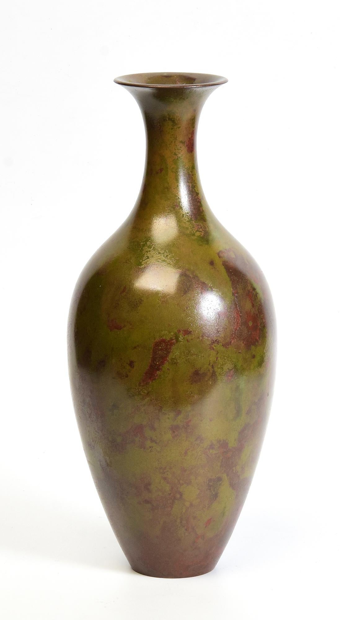 Early 20th Century, Showa, Japanese Bronze Vase with Artist Sign For Sale 4