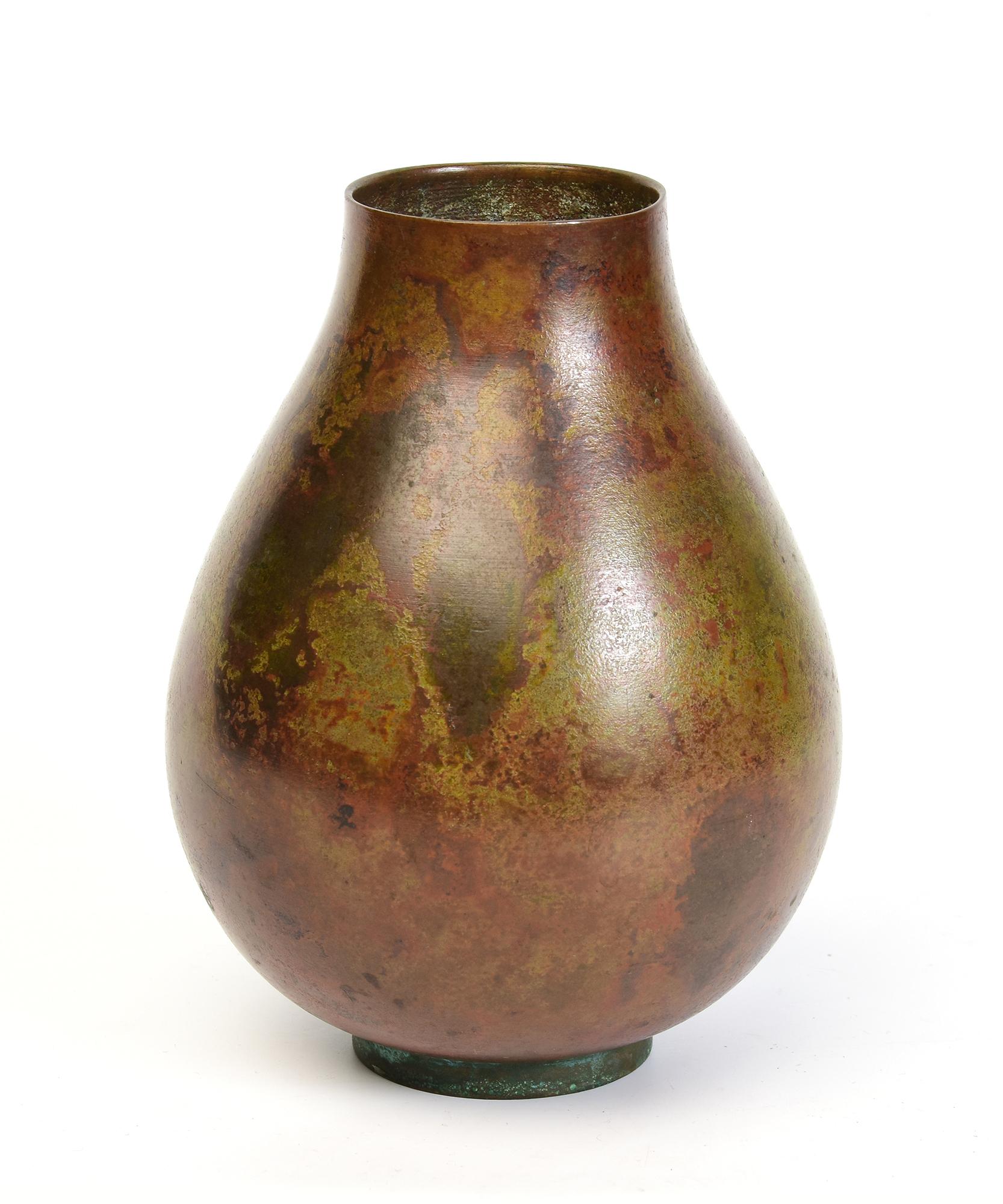 Early 20th Century, Showa, Japanese Bronze Vase with Artist Sign For Sale 4