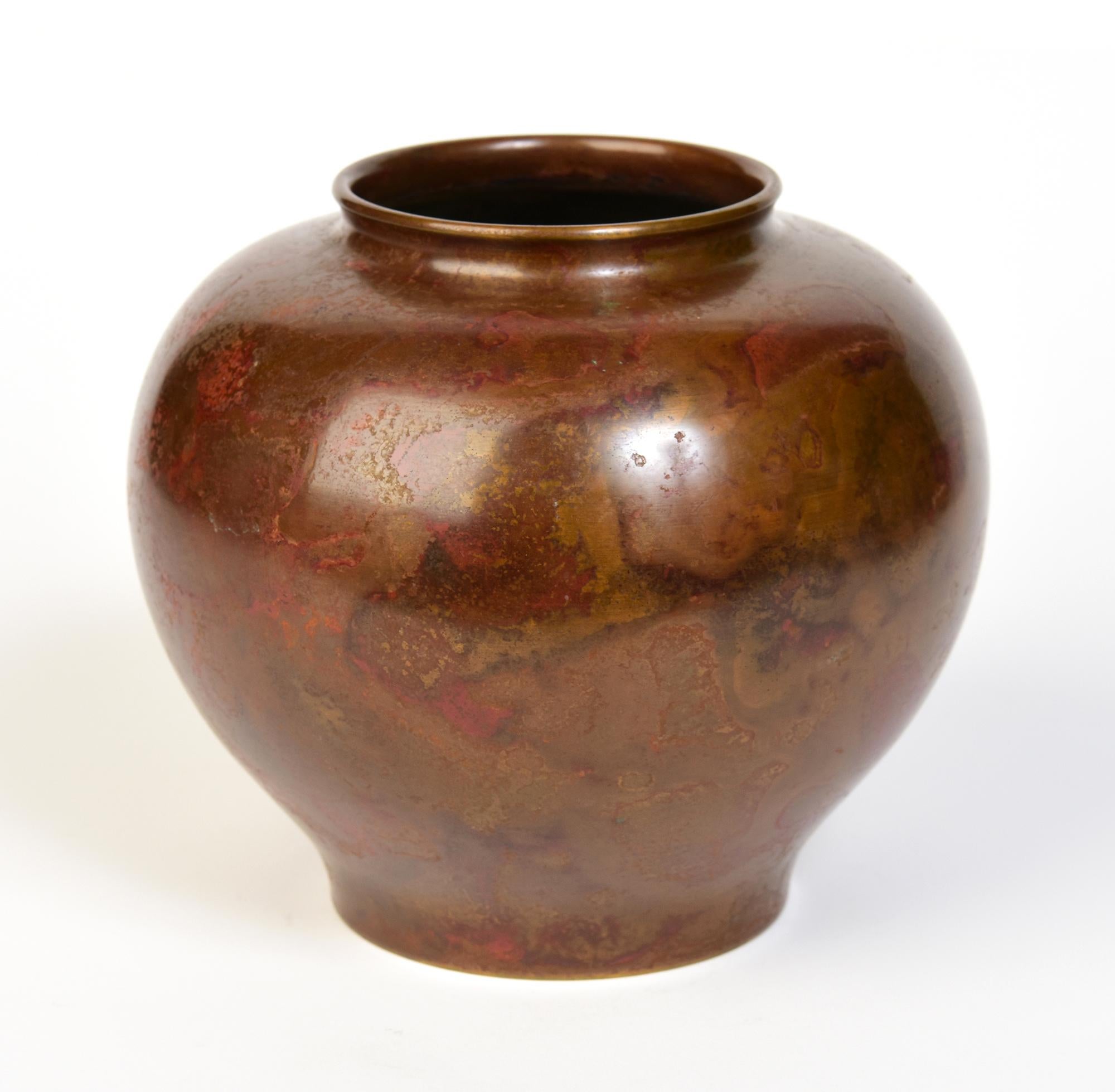 Début du 20e siècle, Showa, Vase en bronze japonais avec signe de l'artiste en vente 1