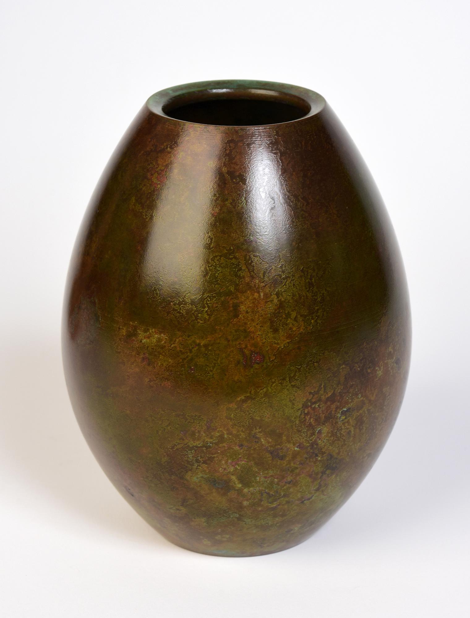 Début du 20e siècle, Showa, Vase en bronze japonais avec signe de l'artiste en vente 1