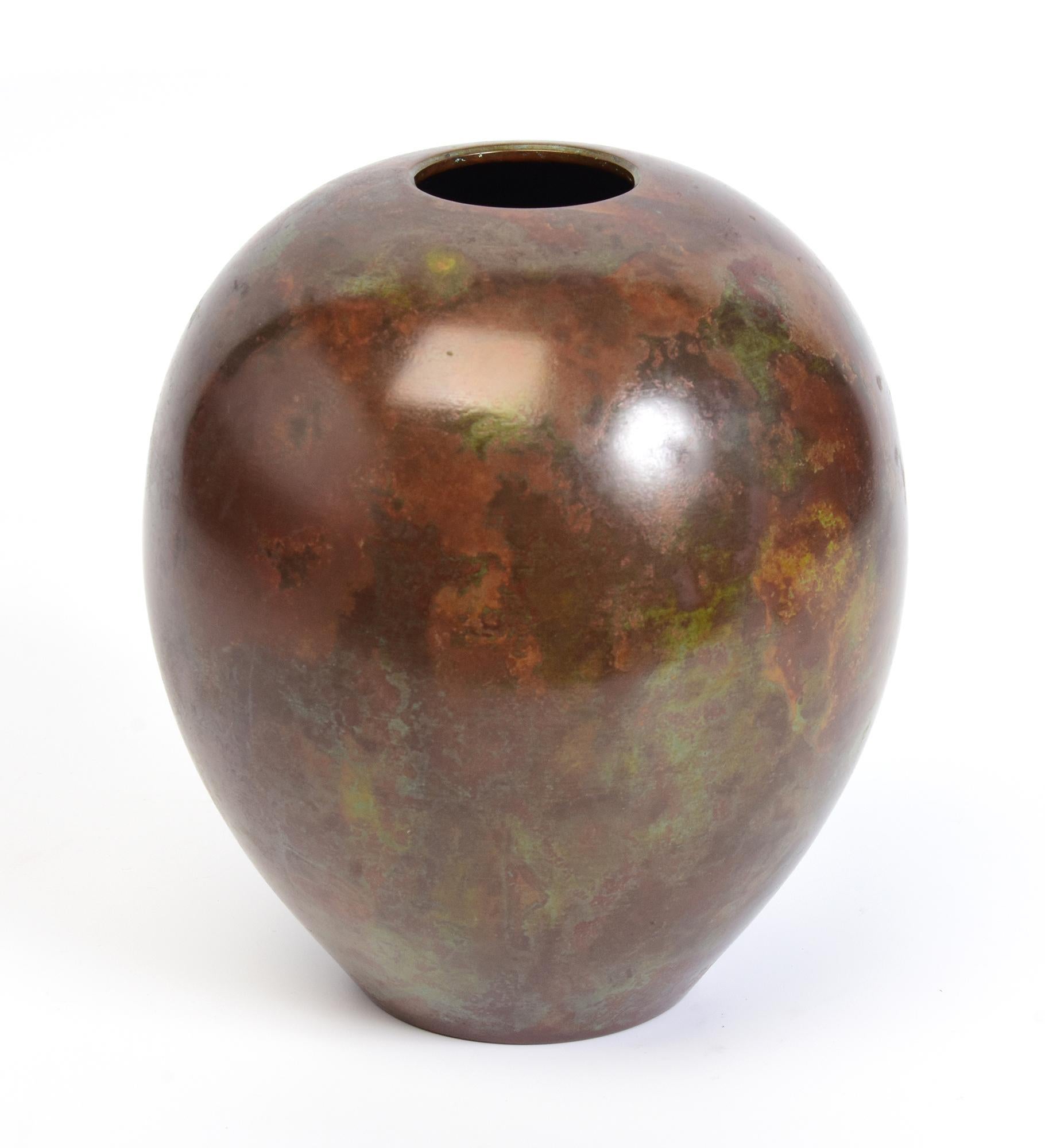 Early 20th Century, Showa, Japanese Bronze Vase with Artist Sign For Sale 4