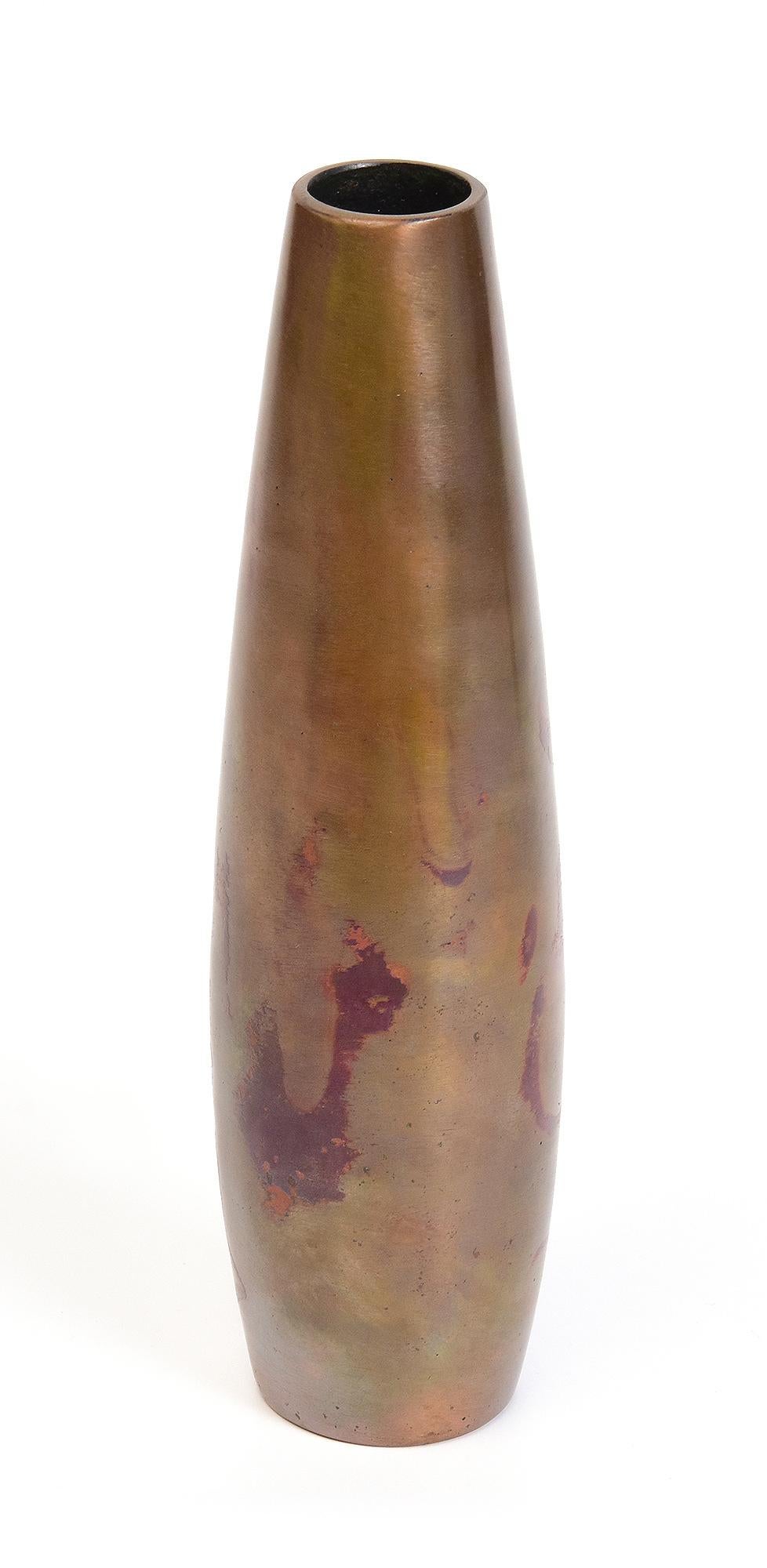 Début du 20e siècle, Showa, Vase en bronze japonais avec signe de l'artiste en vente 1