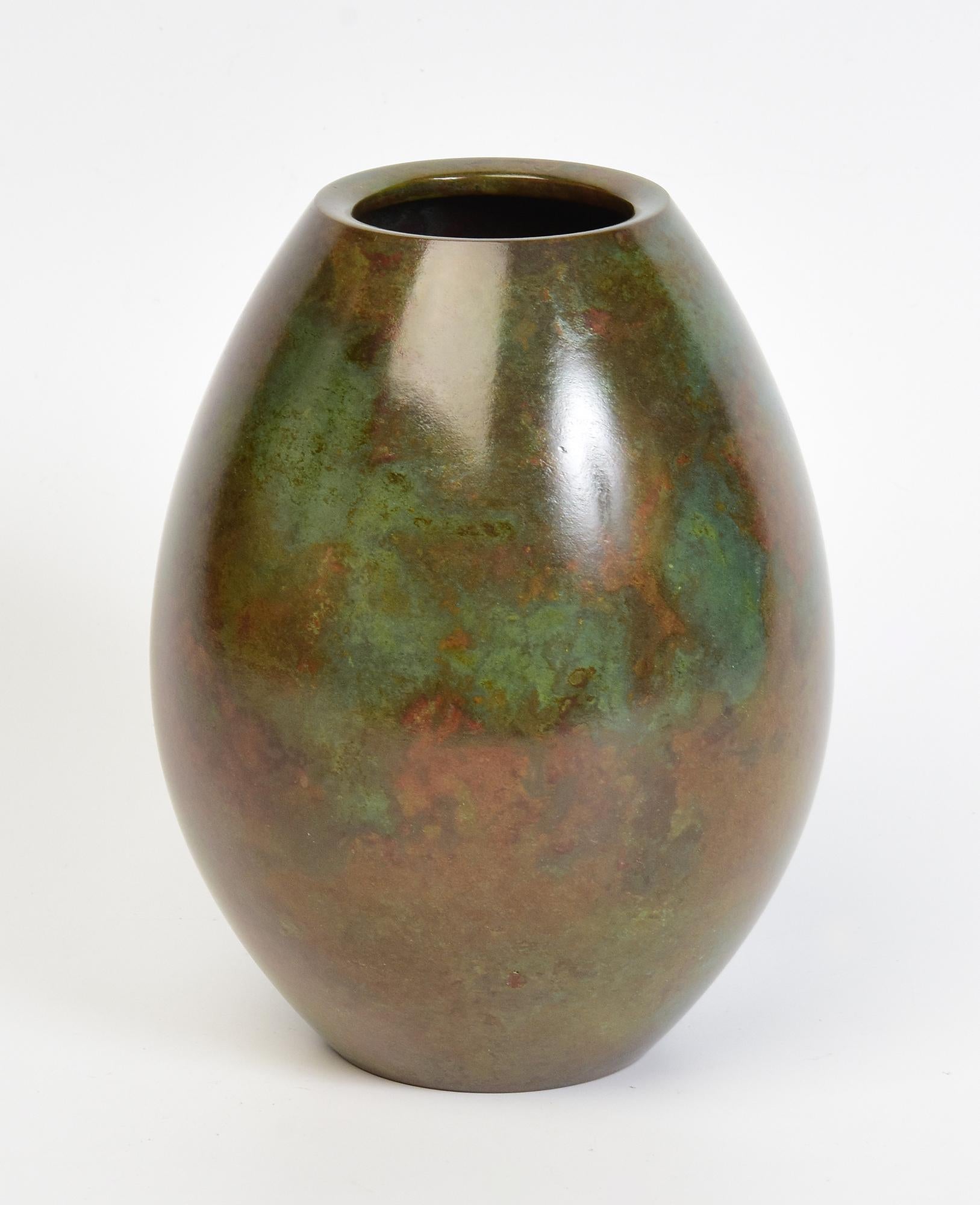 Early 20th Century, Showa, Japanese Bronze Vase with Artist Sign For Sale 5