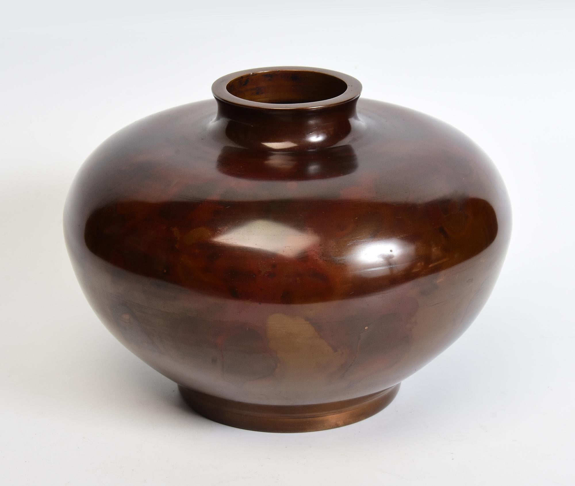 Early 20th Century, Showa, Japanese Bronze Vase with Artist Sign For Sale 5
