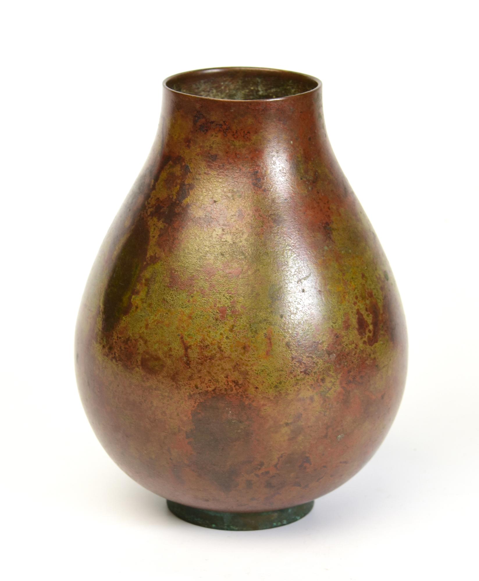 Early 20th Century, Showa, Japanese Bronze Vase with Artist Sign For Sale 5