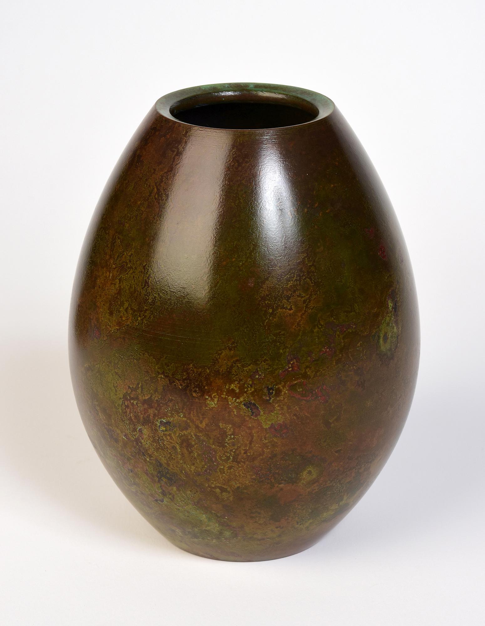 Début du 20e siècle, Showa, Vase en bronze japonais avec signe de l'artiste en vente 2