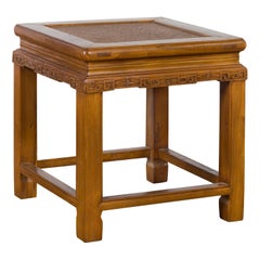 Tavolino dei primi del Novecento con grembiule intagliato e piano in rattan intrecciato