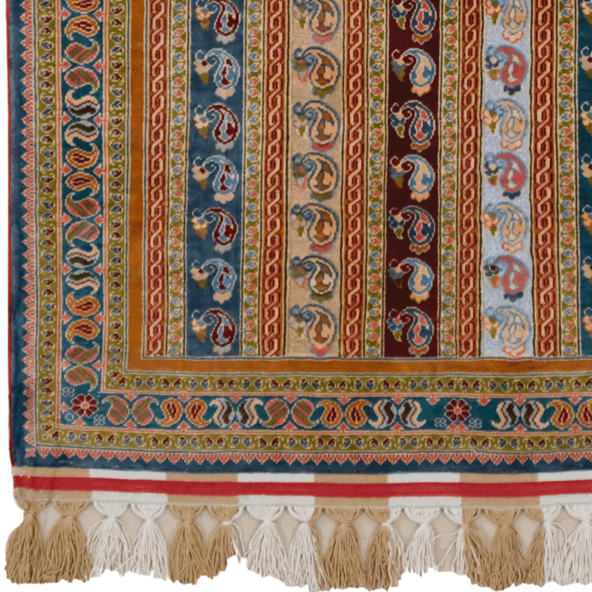 Tapis Hereke en soie et métal du début du 20e siècle

Véritable témoignage de l'élégance impériale du tissage ottoman, ce tapis en soie Hereke a été tissé à la main dans le célèbre atelier Hasoglu et porte la signature de l'atelier dans la partie