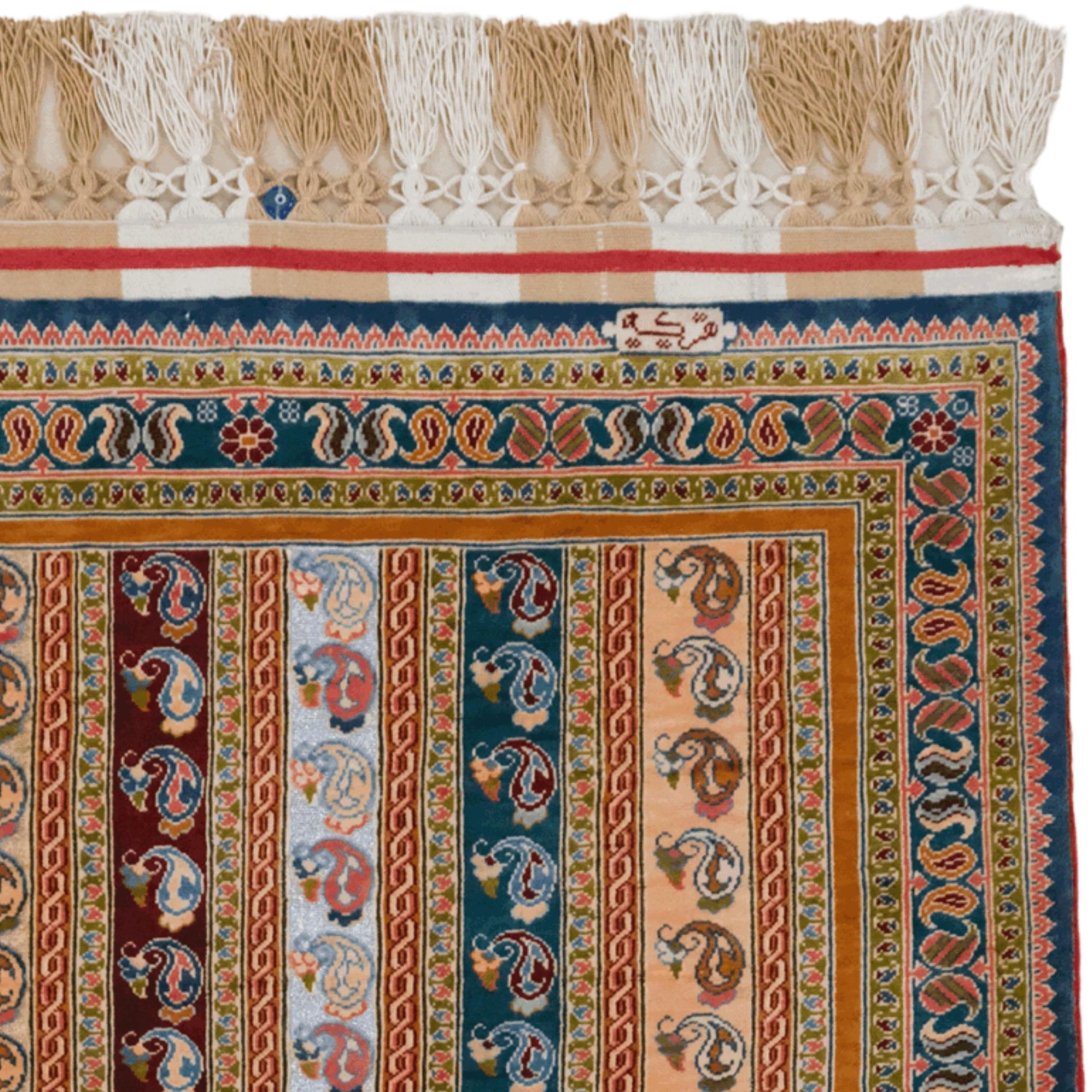 Tissé à la main Tapis en soie et métal signé Hereke du début du 20e siècle par l'atelier Hasoglu en vente