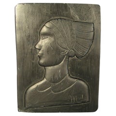 profil d'une femme en bas-relief signé du début du 20e siècle par Mader -1Y55
