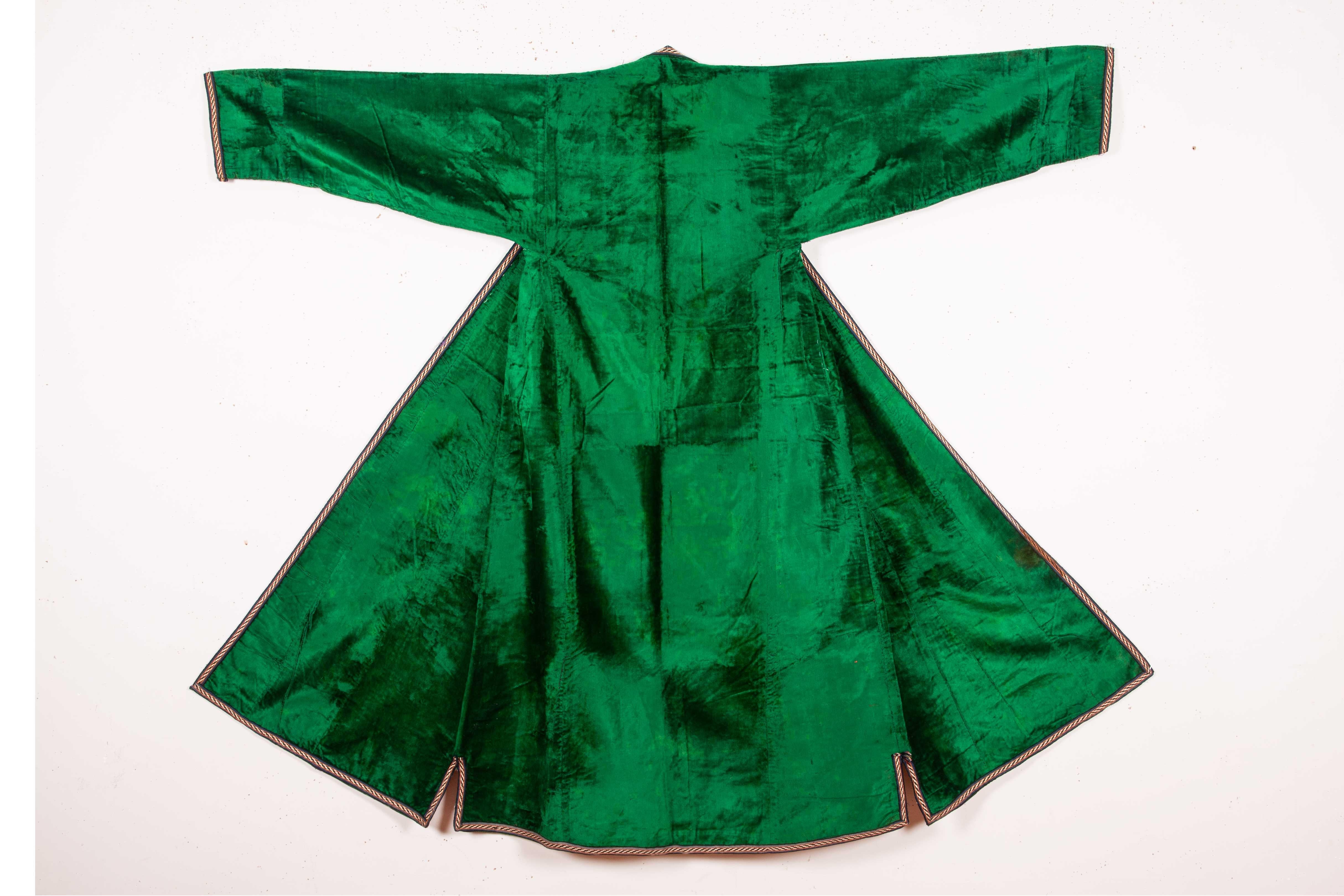 Early 20th century silk green velvet chapan with a Russian print lining. Lovely example in good condition.
Measures: Sleeve to sleeve 63.39 in.
Neck to hem 56.3 in.