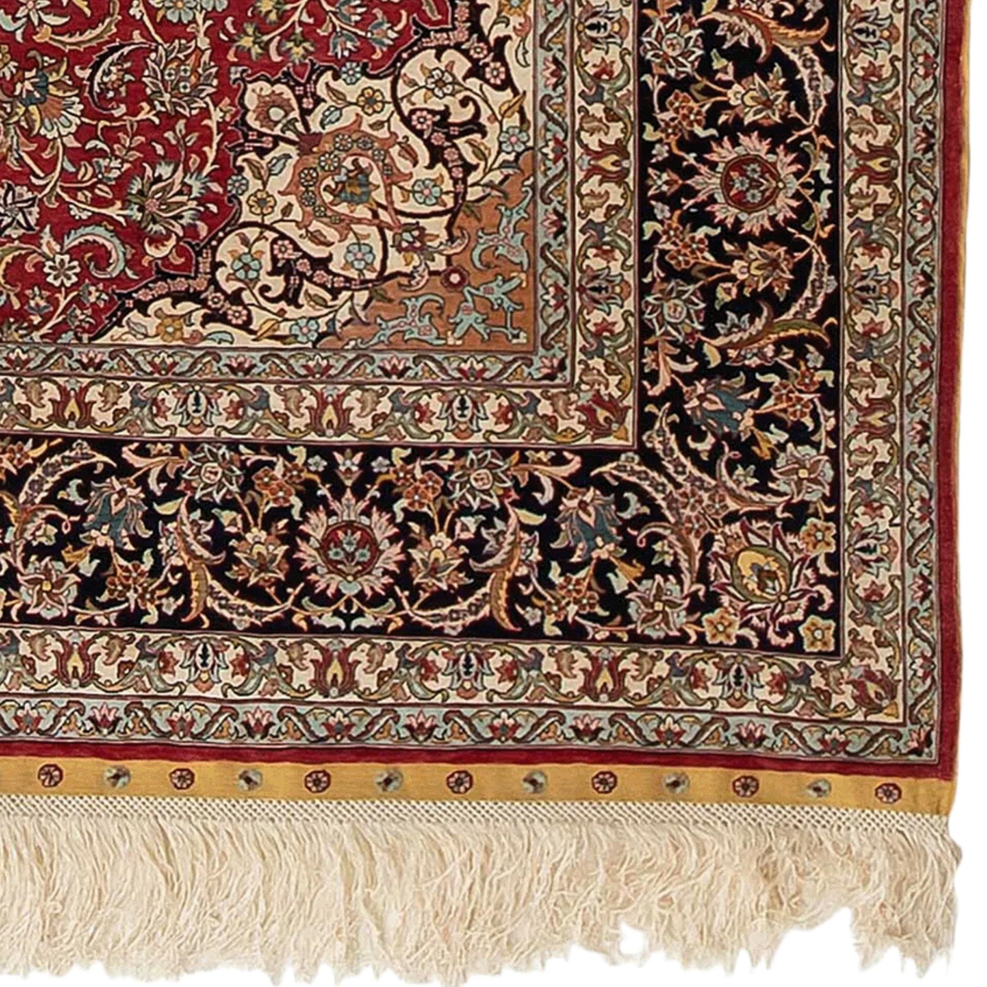 Early 20th Century Silk Hereke Rug In Good Condition For Sale In Sultanahmet, 34