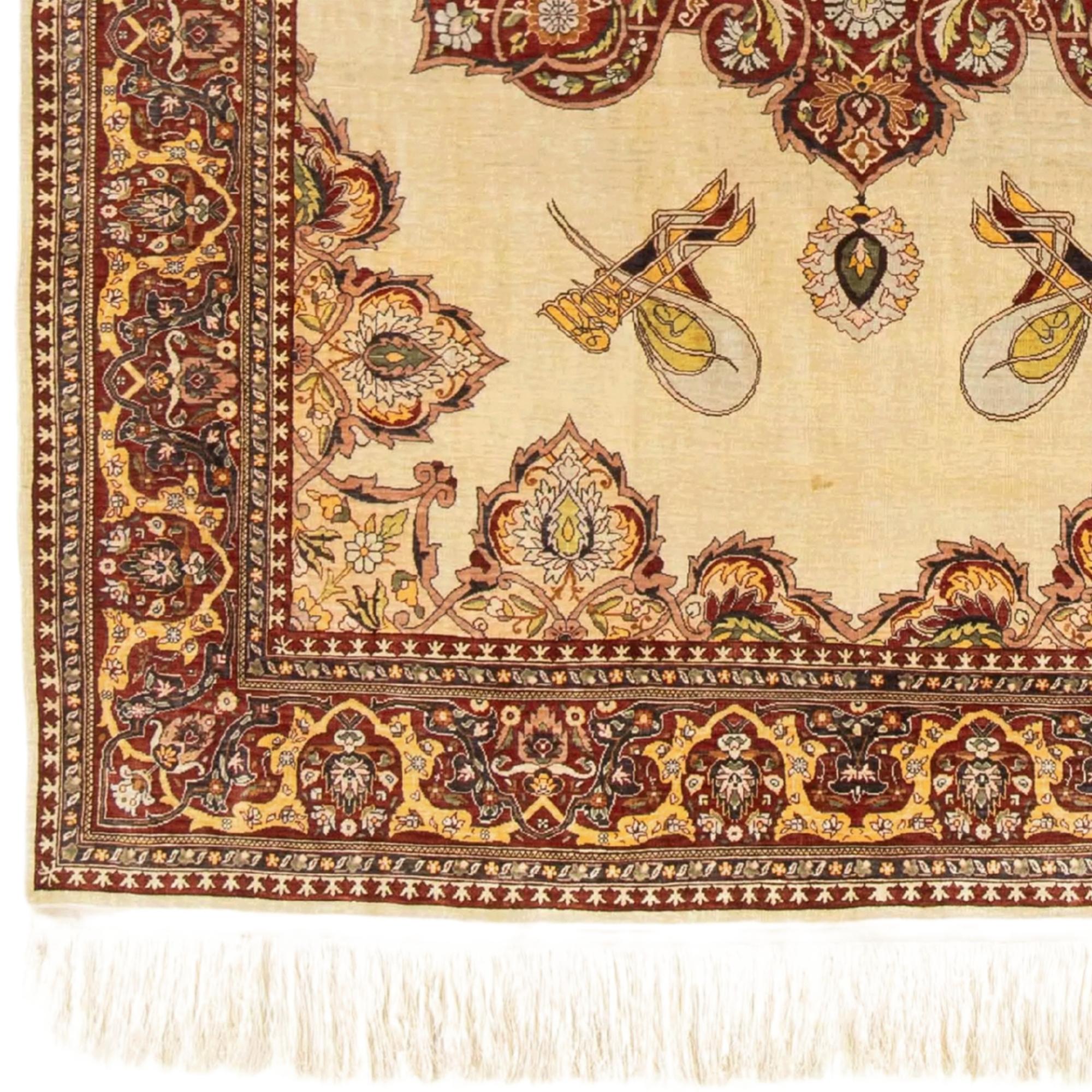 Dieser Vintage-Teppich aus Seide von Hereke aus dem frühen 20. Jahrhundert ist von einzigartiger Eleganz und feiner Verarbeitung und vereint Kunst und Geschichte. Hereke-Teppiche waren als luxuriöse Teppiche bekannt, die während der osmanischen