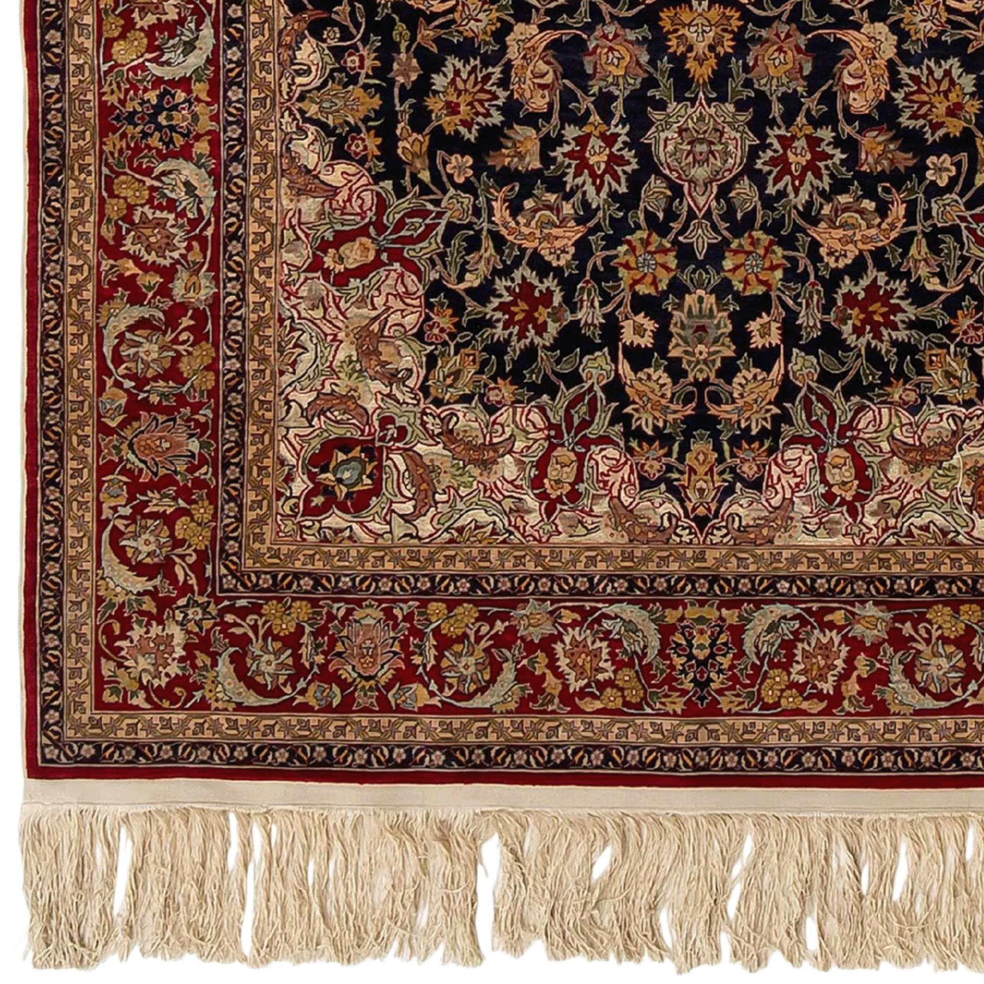 Turchia occidentale, intorno al 1970. Materiale in pile e catena in pura seta. In alto a destra firmato con 