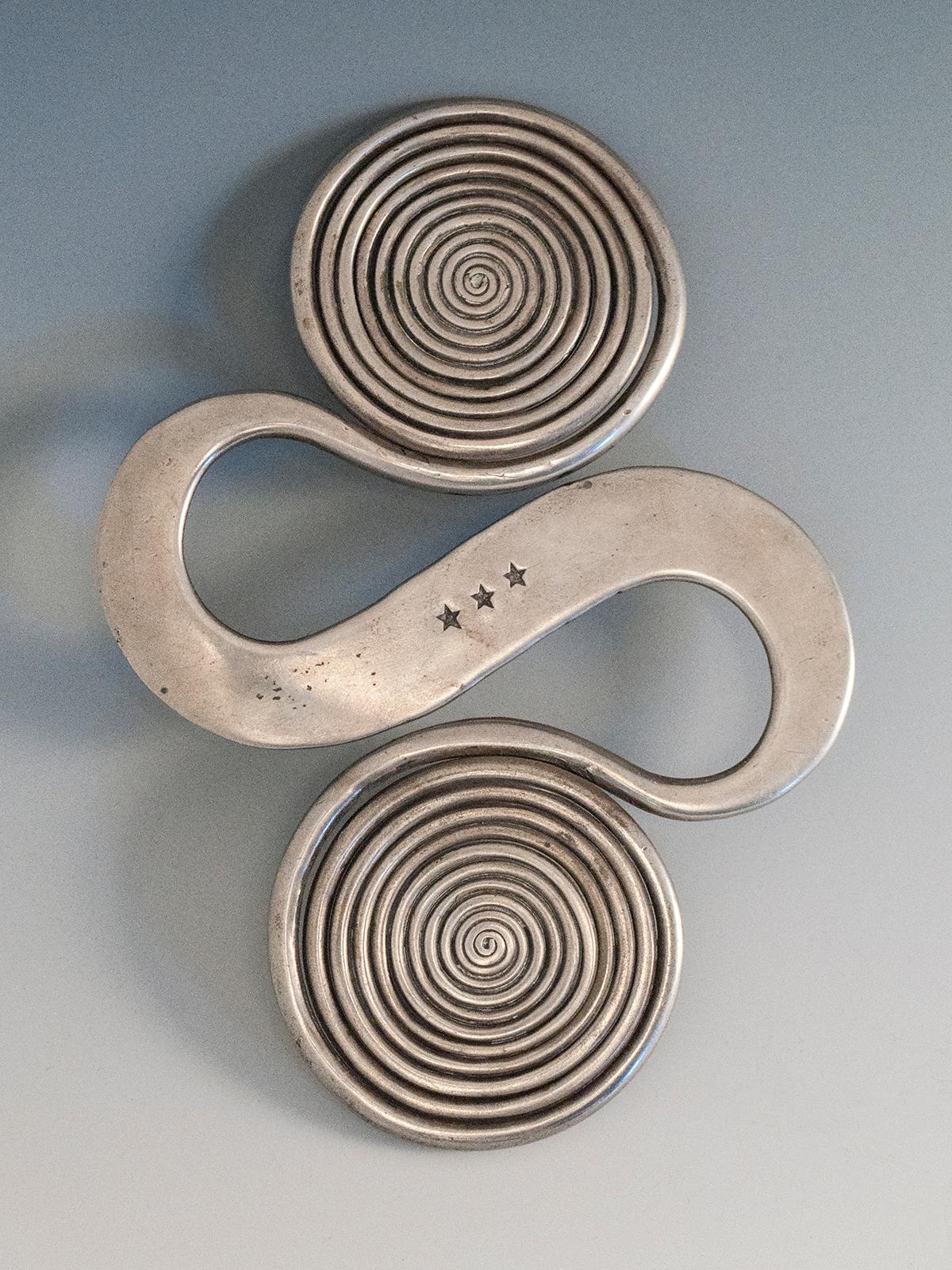 Early 20th century silver apron counter weight, Miao or Dong culture, Hunan or Guangxi province, China

A sinuous silver counterweight worn at the back of an apron, weighing in at 136 grams.





   
 