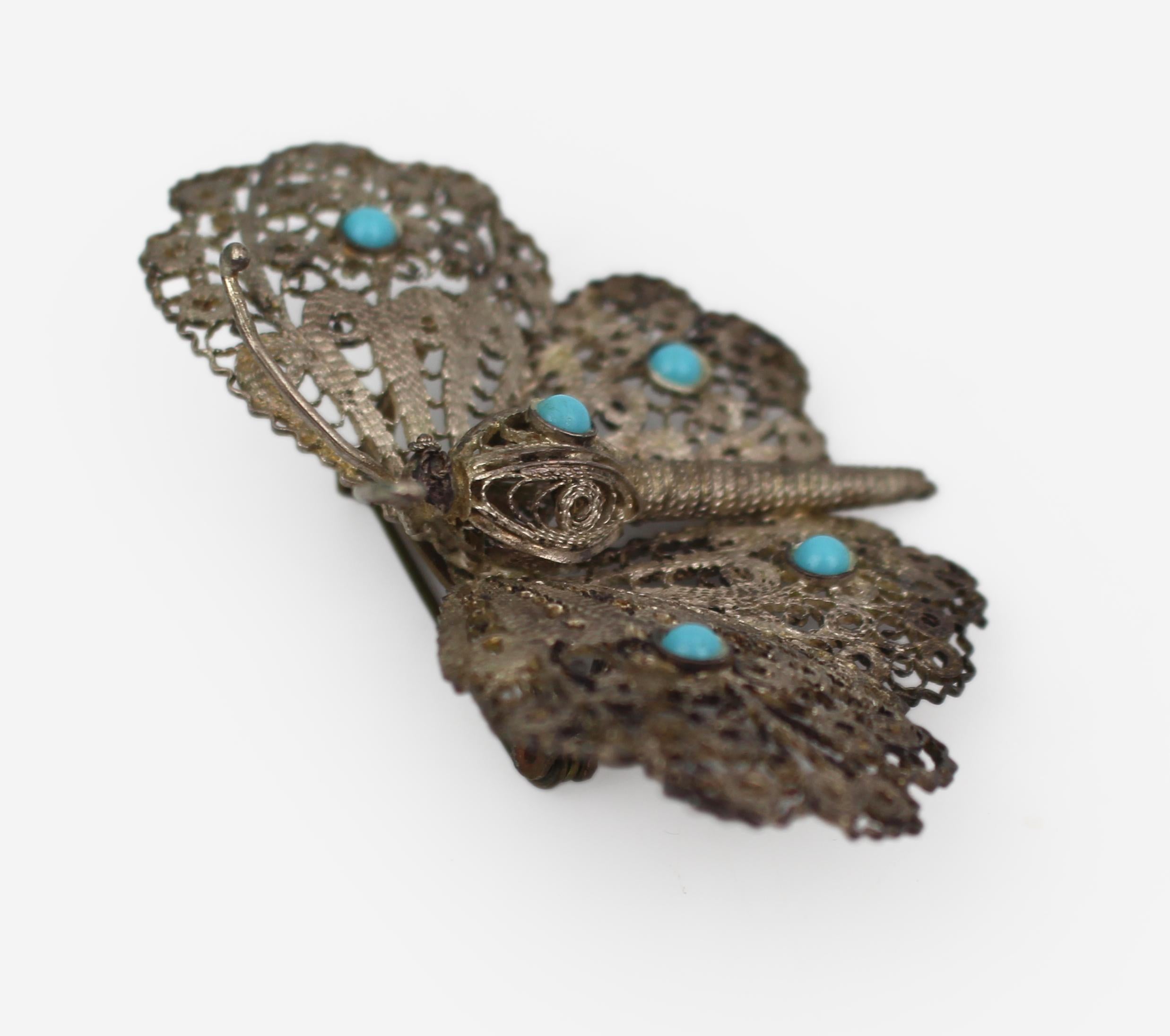 Broche papillon en filigrane d'argent du début du XXe siècle avec cabochons de turquoise Bon état - En vente à Worcester, GB