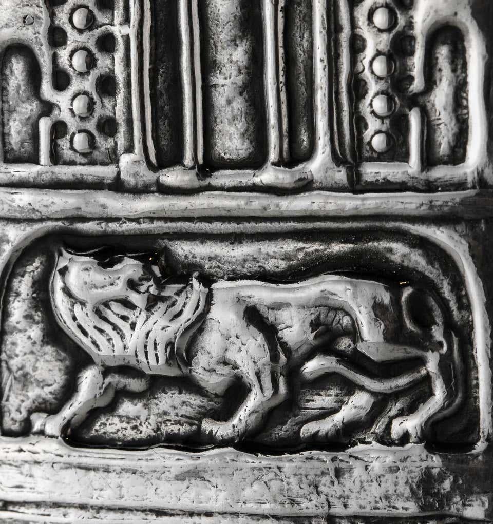 La Mezuzah è un piccolo contenitore che ospita un rotolo di pergamena che contiene due versetti delle Scritture. È attaccato alla porta di ogni casa ebraica. Le Mezuzah di Yehia seguivano il modello 