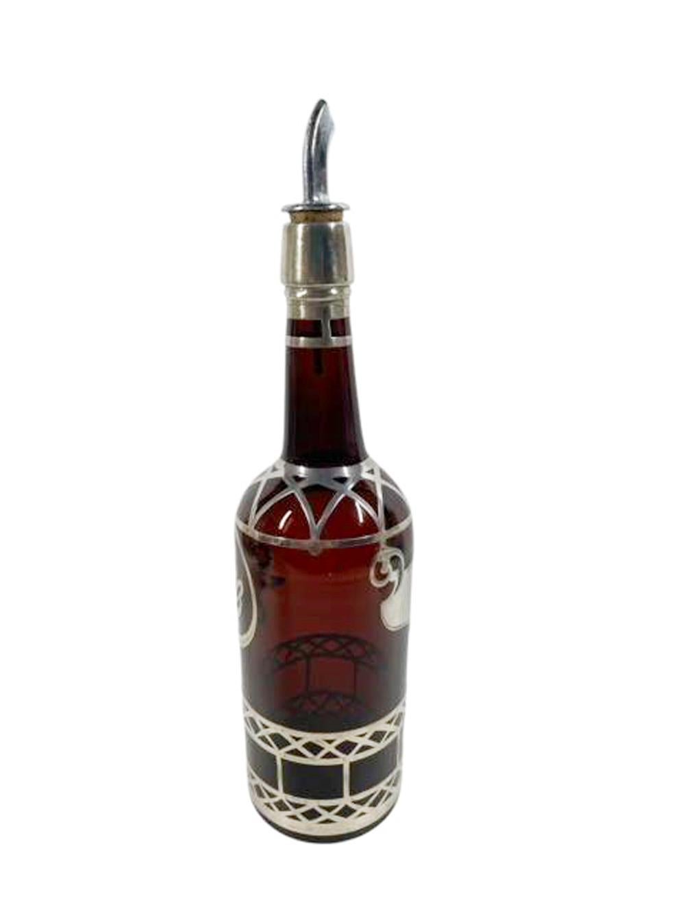 Bottiglia da bar in vetro ambrato scuro dell'inizio del XX secolo con sovrapposizione di argento sterling. Decorato con motivi geometrici sulla spalla e alla base che centrano la parola 