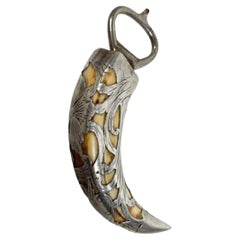 Abrebotellas / Descapsulador de plata con incrustaciones de colmillo de jabalí de principios del siglo XX