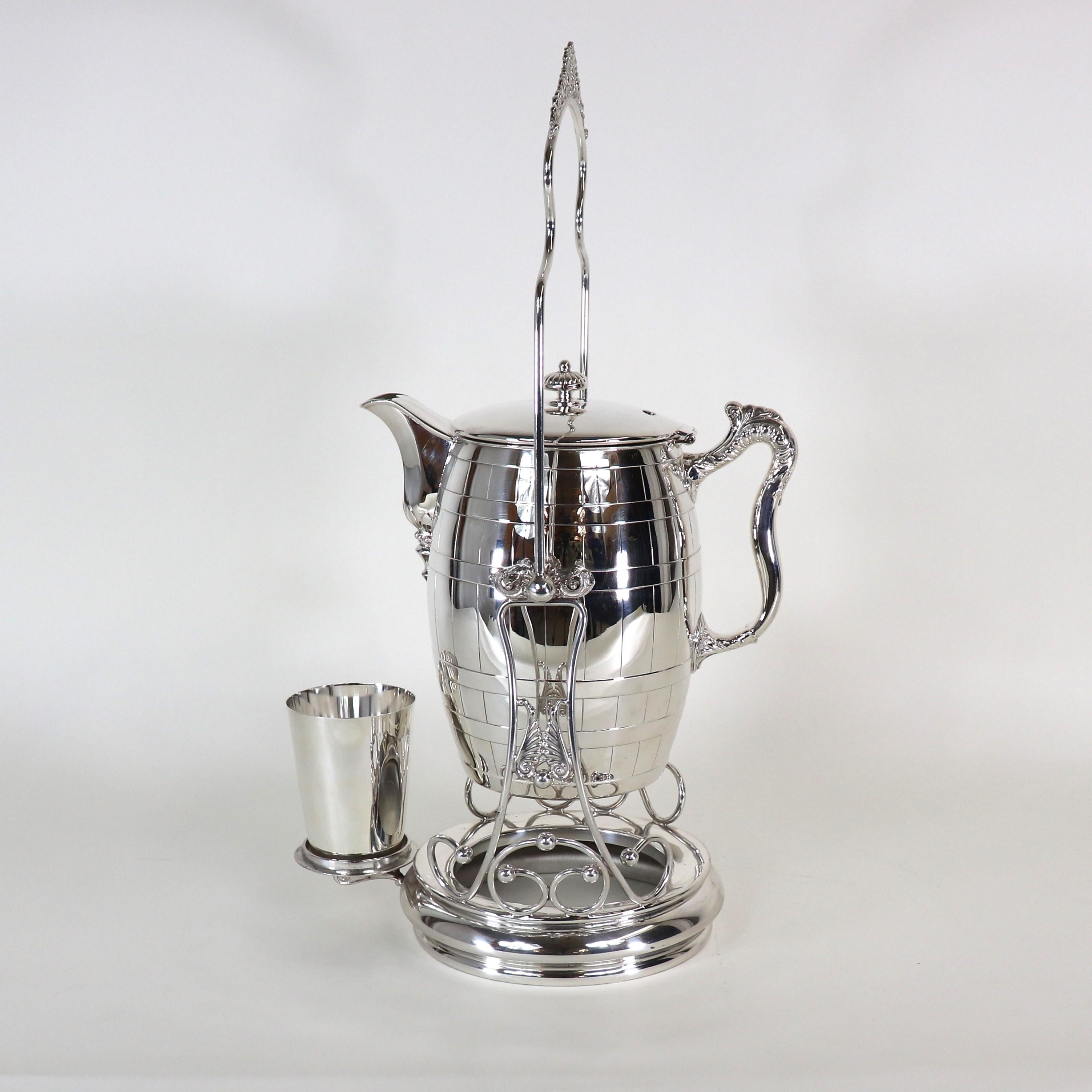 Rococò Set di dieci tazze da caffè e tè con decanter e brocca per bevande, in argento, dei primi del Novecento in vendita