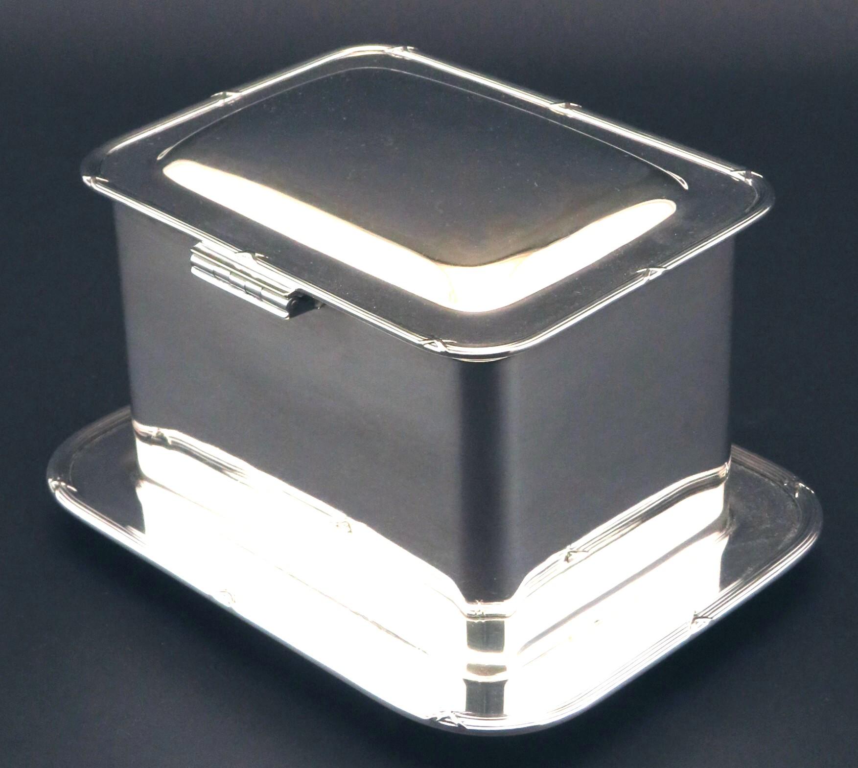 Neoclassical Revival Early 20th Century Silver Plated Biscuit Box / Humidor by Mappin & Webb, England For Sale