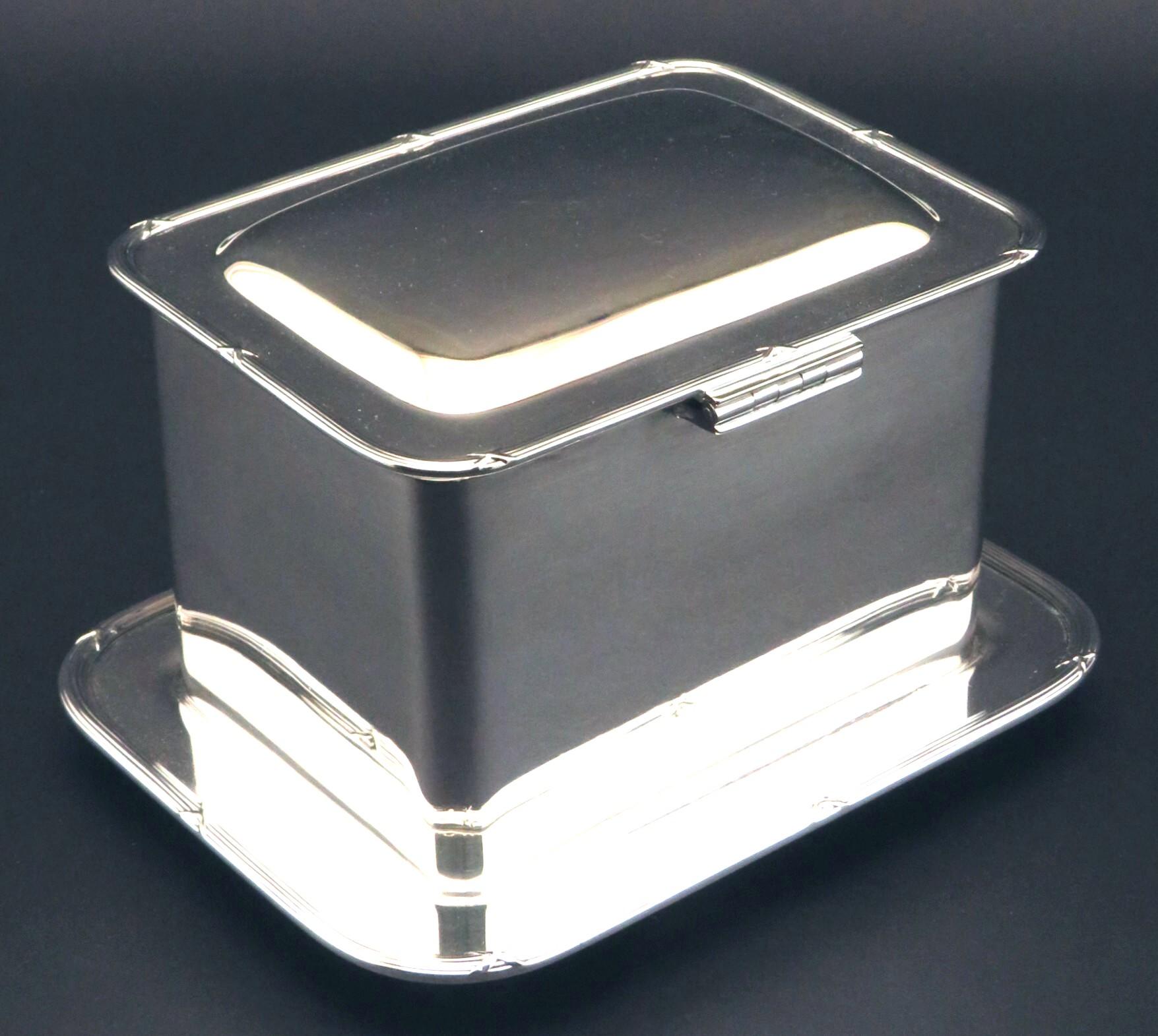 English Early 20th Century Silver Plated Biscuit Box / Humidor by Mappin & Webb, England For Sale