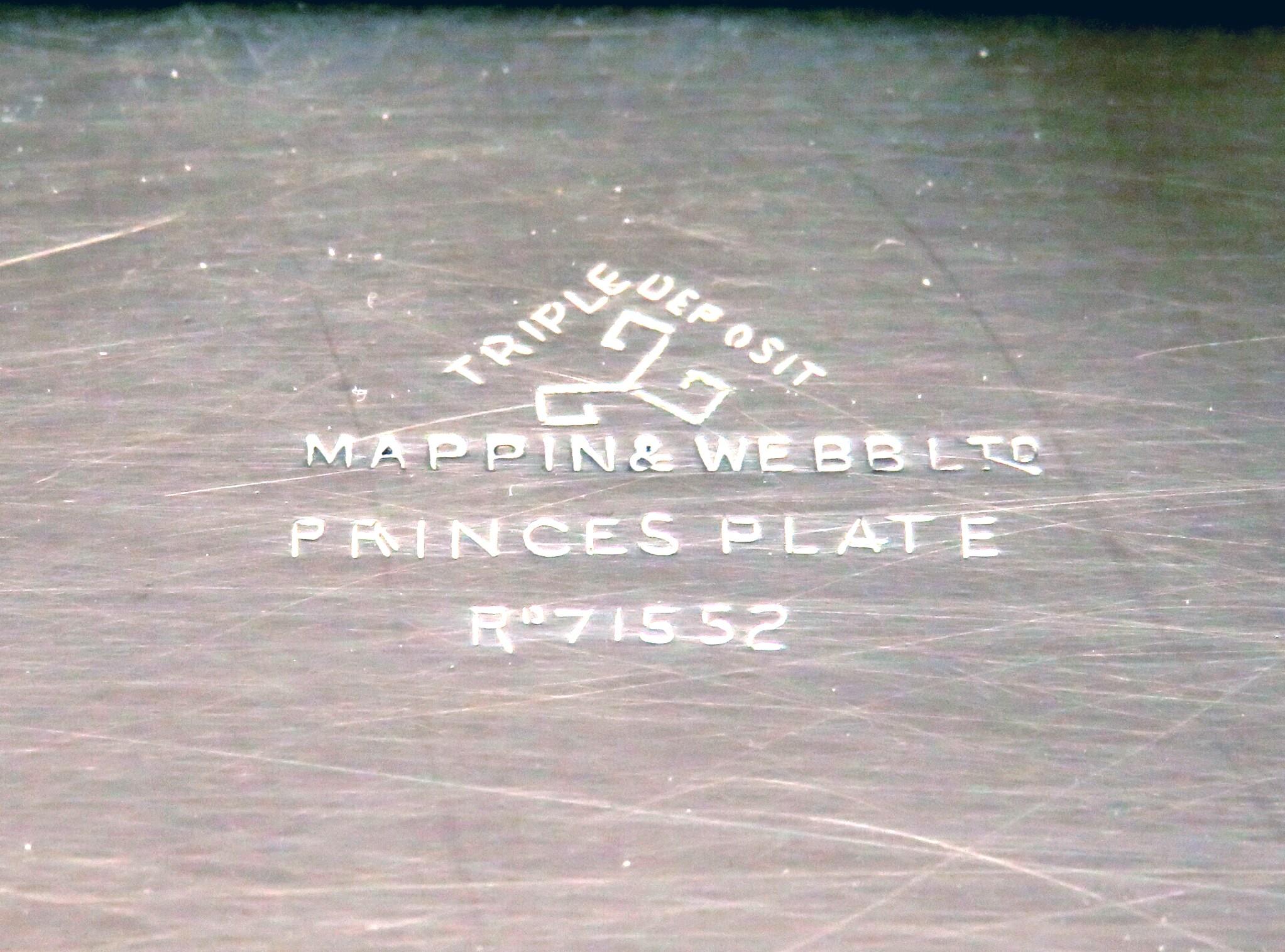 Boîte à biscuits en métal argenté du début du 20e siècle / humidificateur par Mappin & Webb, Angleterre en vente 2