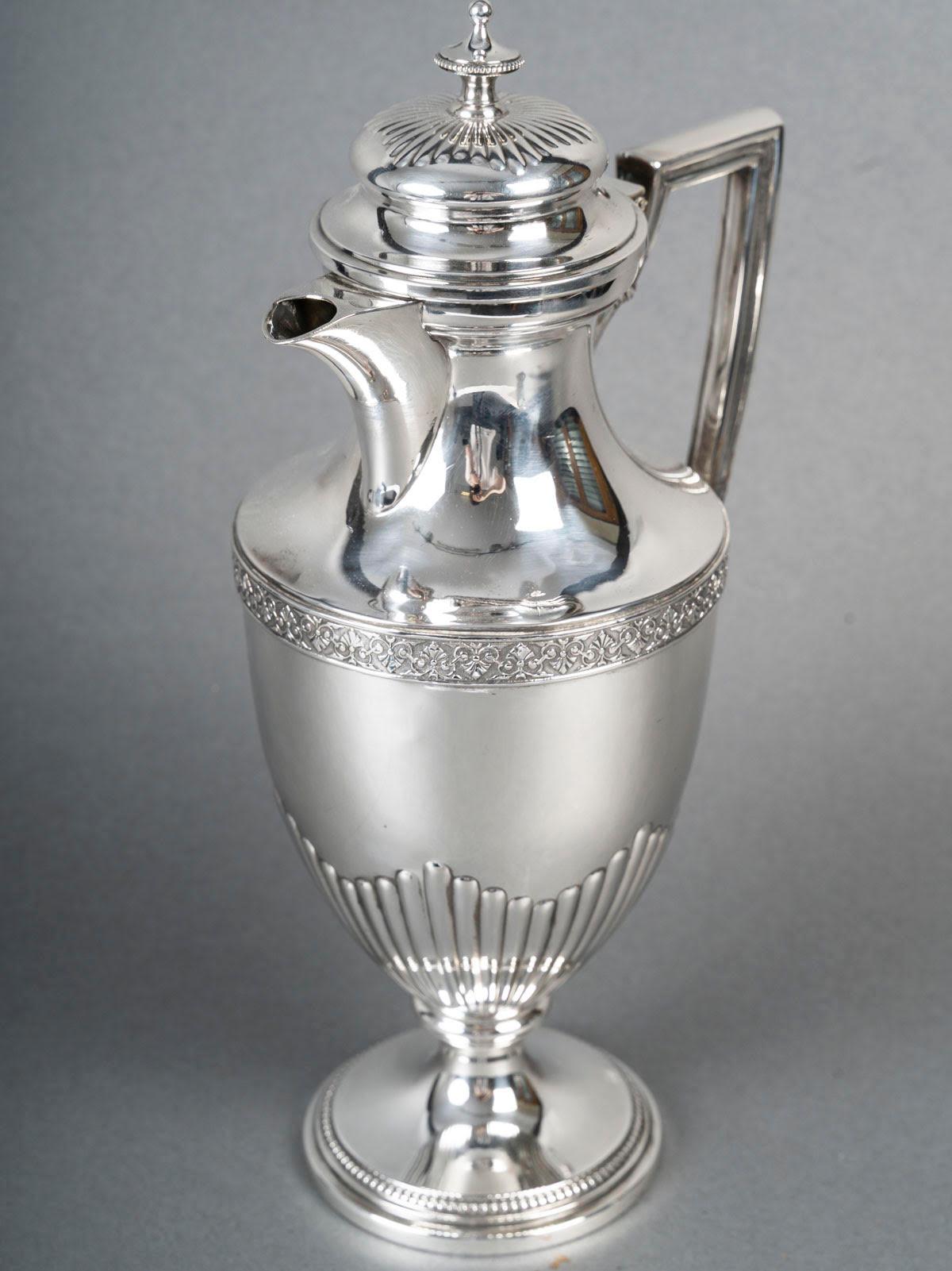 Early 20th century silver-plated decanter, Napoleon III style.

Early 20th century silver-plated metal decanter, Napoleon III style.
H: 32cm, W: 19cm, D: 13cm