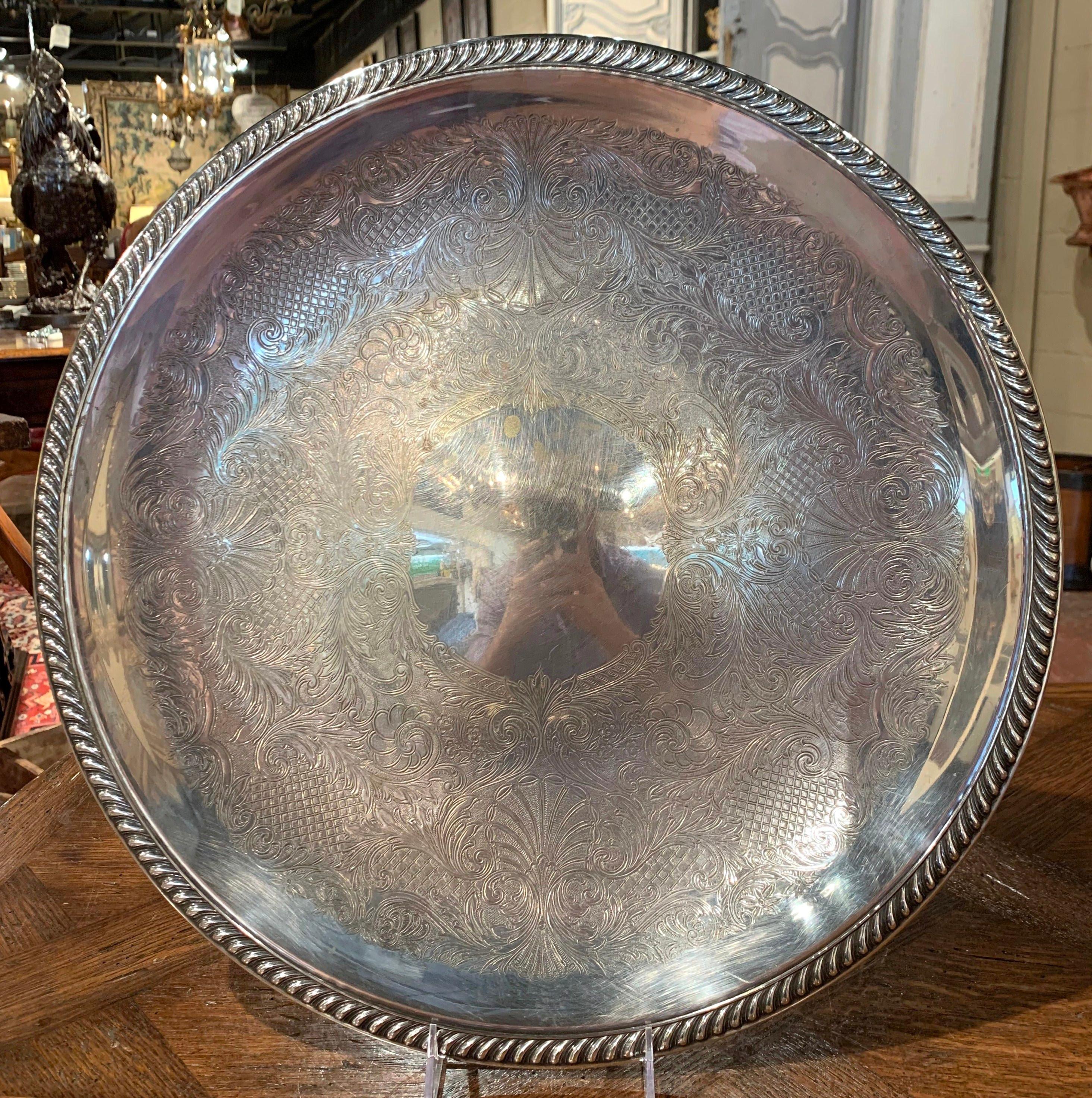 Bandeja de principios del siglo XX chapada en plata sobre latón con decoración grabada Plateado en venta